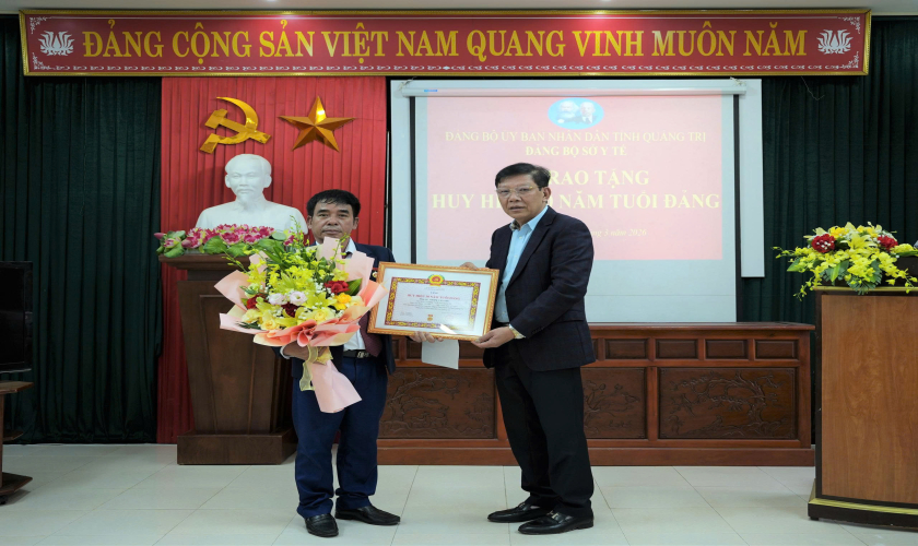 Đảng ủy Sở Y tế Quảng Trị trao Huy hiệu 30 năm tuổi Đảng cho đồng chí Phạm Văn Thu