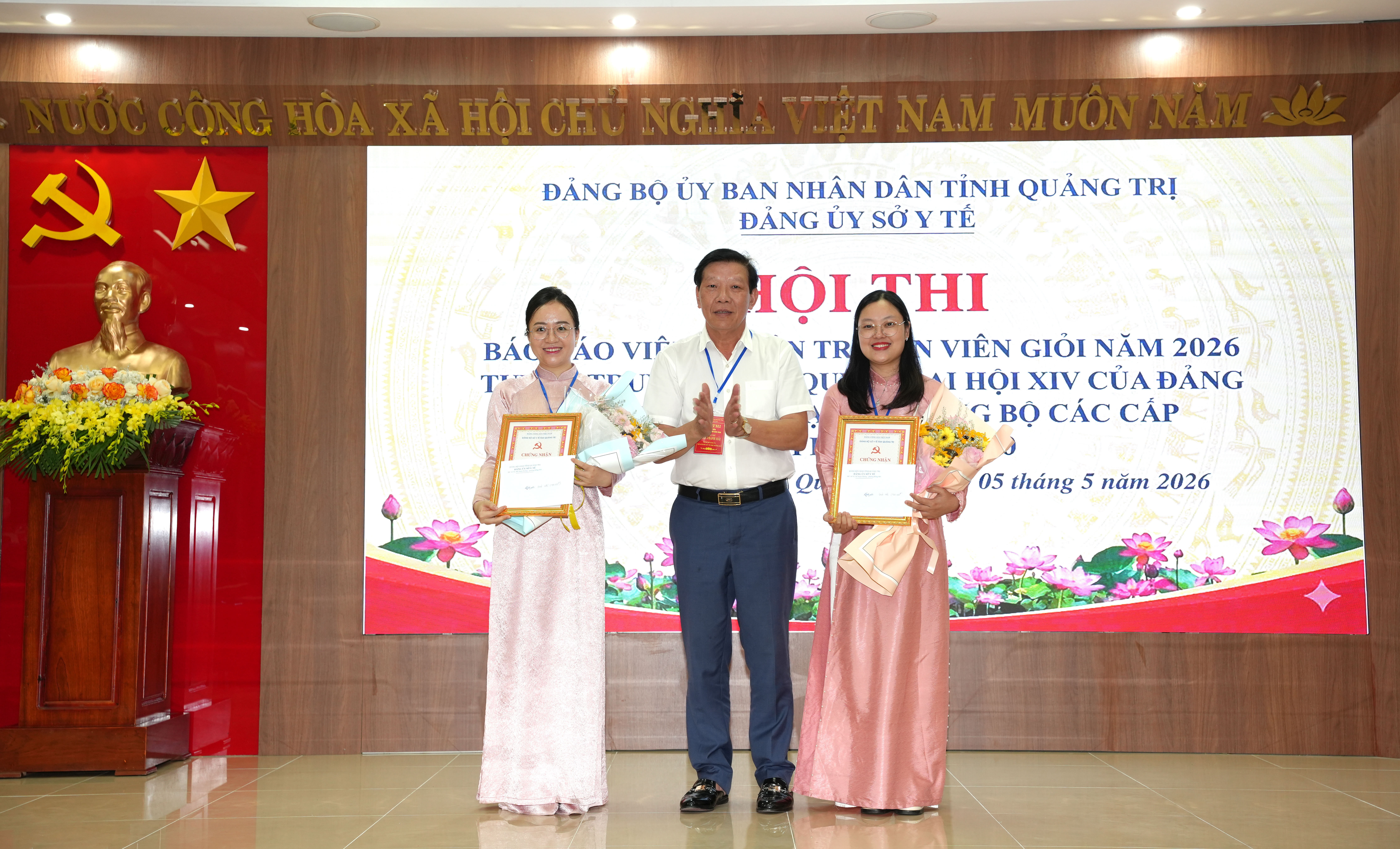 Ban_Tổ_chức_trao_chứng_nhận_và_tặng_hoa_chúc_mừng_thí_sinh_đạt_giải_nhì_ba_và_giải_khuyến_khích_cho_các_thí_sinh1.JPG