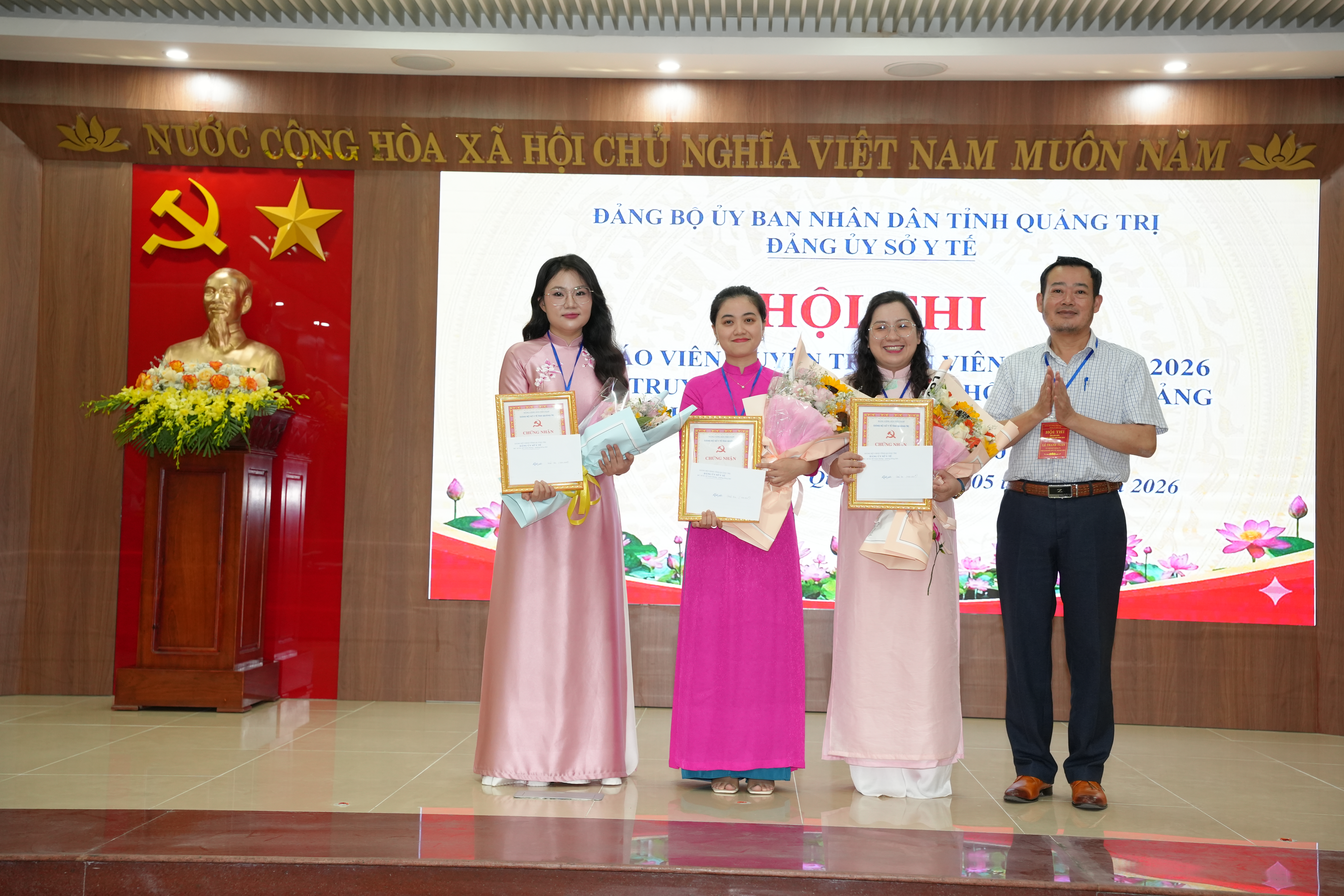 Ban_Tổ_chức_trao_chứng_nhận_và_tặng_hoa_chúc_mừng_thí_sinh_đạt_giải_nhì_ba_và_giải_khuyến_khích_cho_các_thí_sinh2.JPG