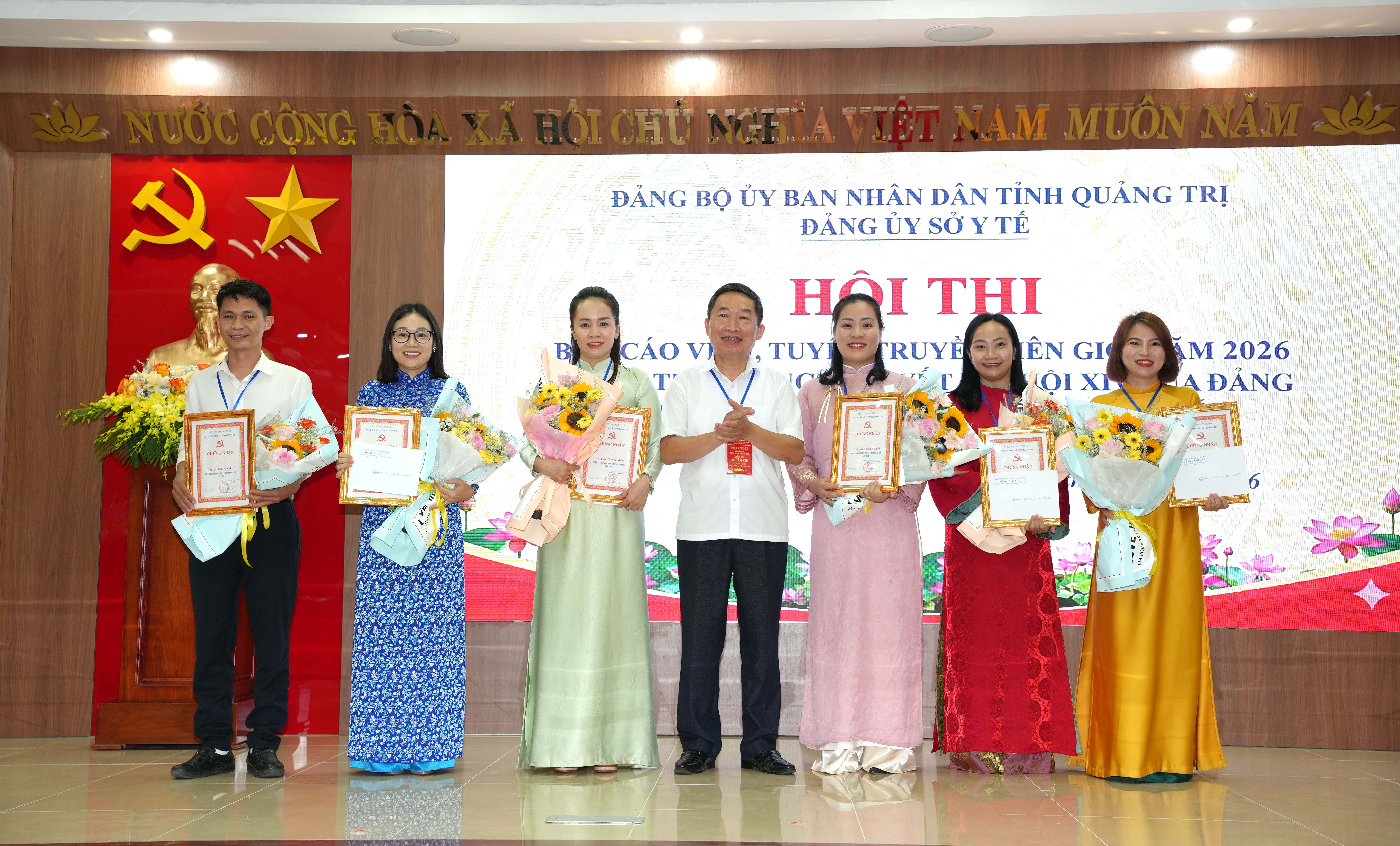 Ban_Tổ_chức_trao_chứng_nhận_và_tặng_hoa_chúc_mừng_thí_sinh_đạt_giải_nhì_ba_và_giải_khuyến_khích_cho_các_thí_sinh3.JPG