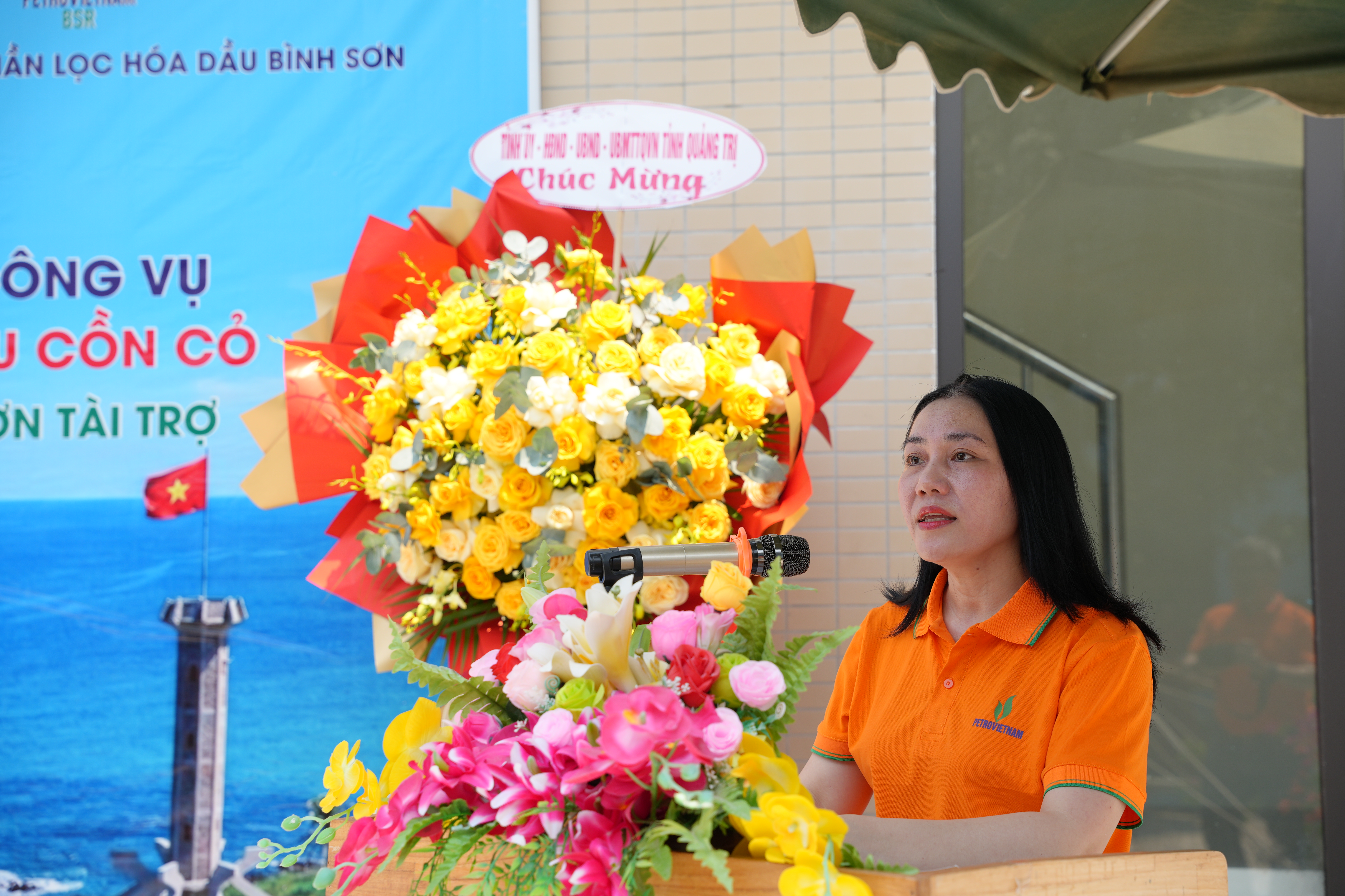 Bà_Trương_Thị_Thu_Hà_UVBCH_Đảng_bộ_Chánh_Văn_phòng_Đảng_ủy_Chủ_tịch_Công_đoàn_cơ_sở_Công_ty_cổ_phần_Lọc_hoá_dầu_Bình_Sơn_phát_biểu_tại_buổi_lễnhdjsdquey.JPG