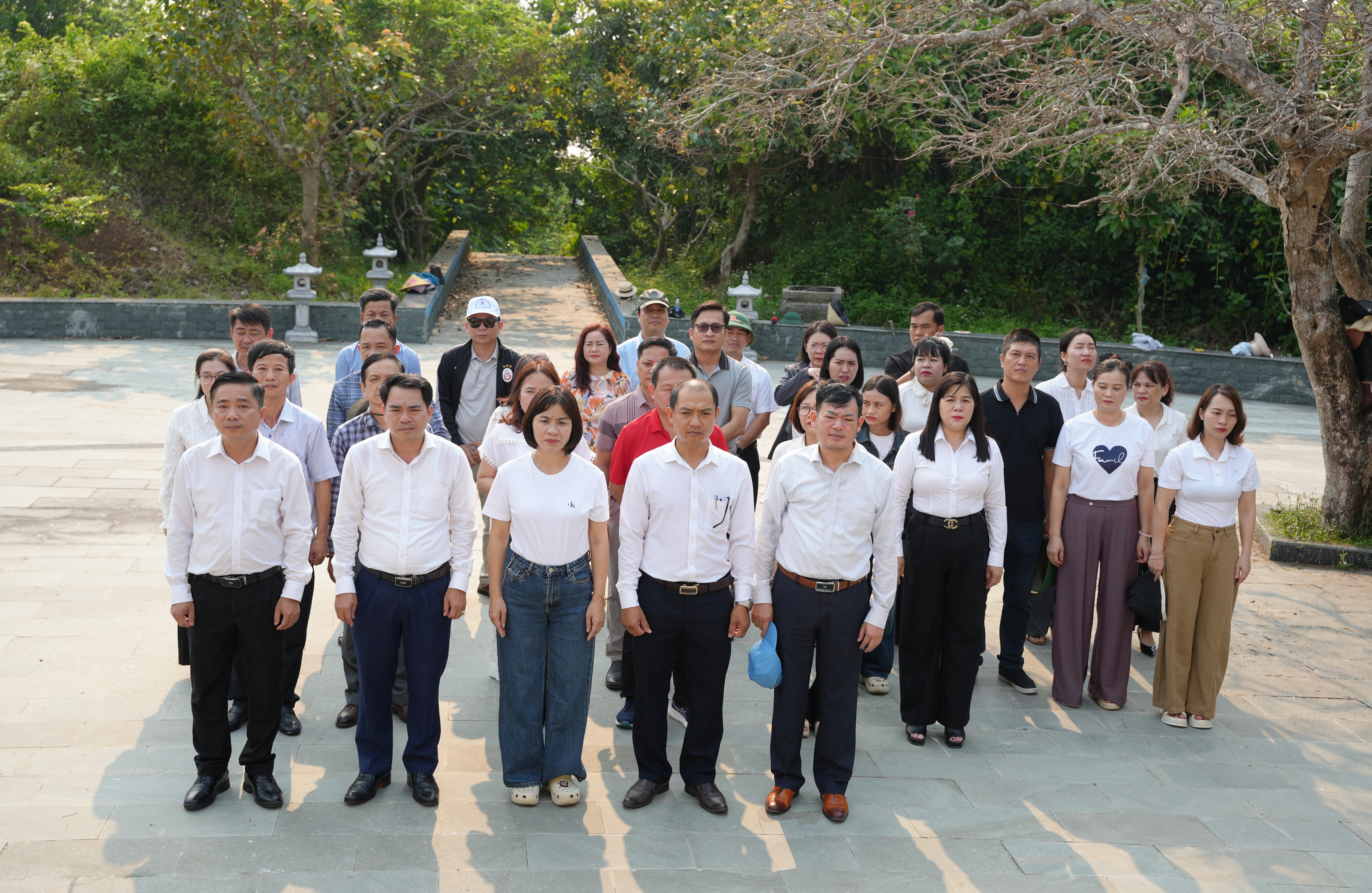 Các_đại_biểu_tham_dự_lễ_khánh_thành_đã_đến_dâng_hương_Chủ_tịch_Hồ_Chí_Minh_và_dâng_hương_tại_Đài_tưởng_niệm_các_anh_hùng_liệt_sĩ_bbdfedf.JPG