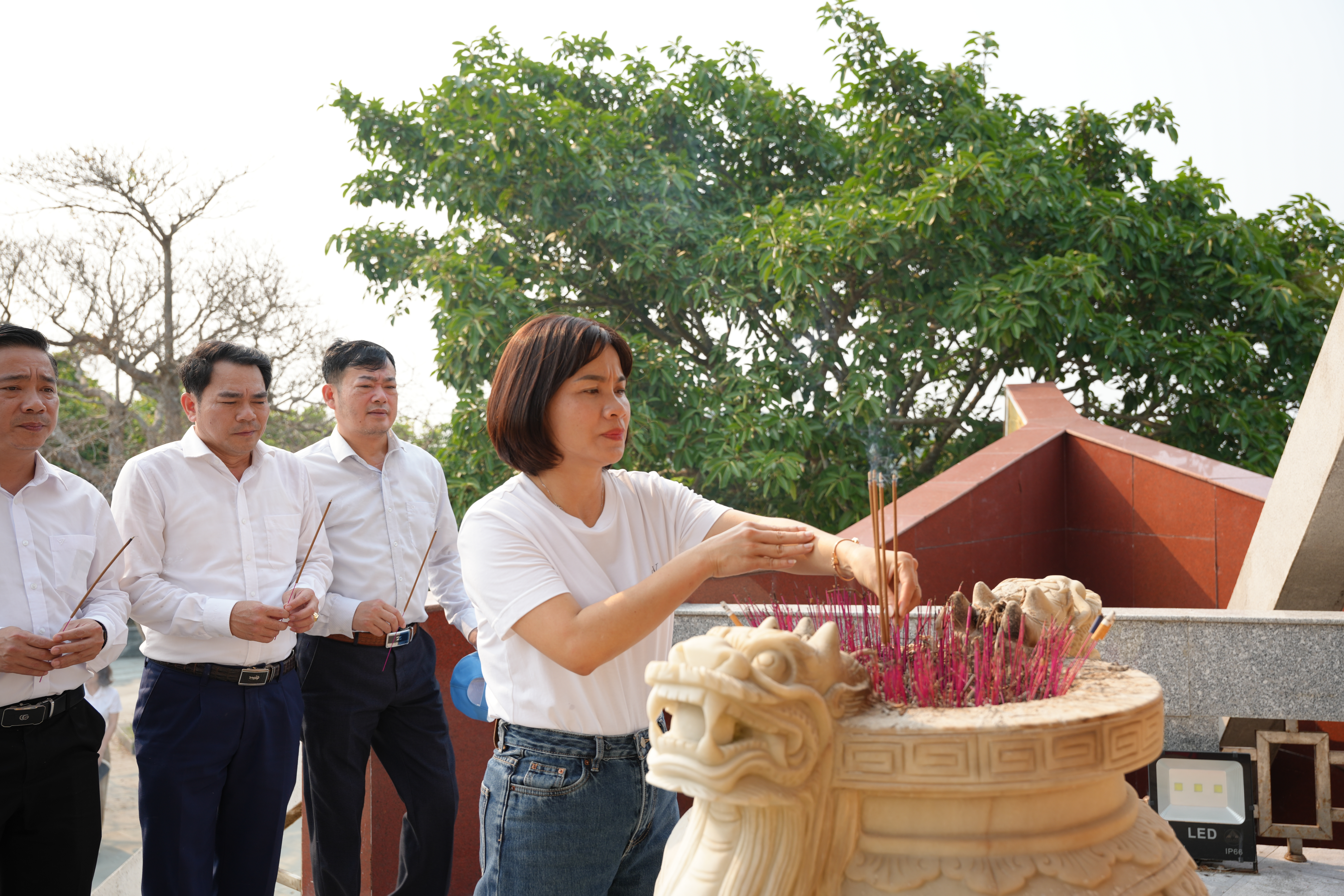 Các_đại_biểu_tham_dự_lễ_khánh_thành_đã_đến_dâng_hương_Chủ_tịch_Hồ_Chí_Minh_và_dâng_hương_tại_Đài_tưởng_niệm_các_anh_hùng_liệt_sĩ_ksayeye.JPG