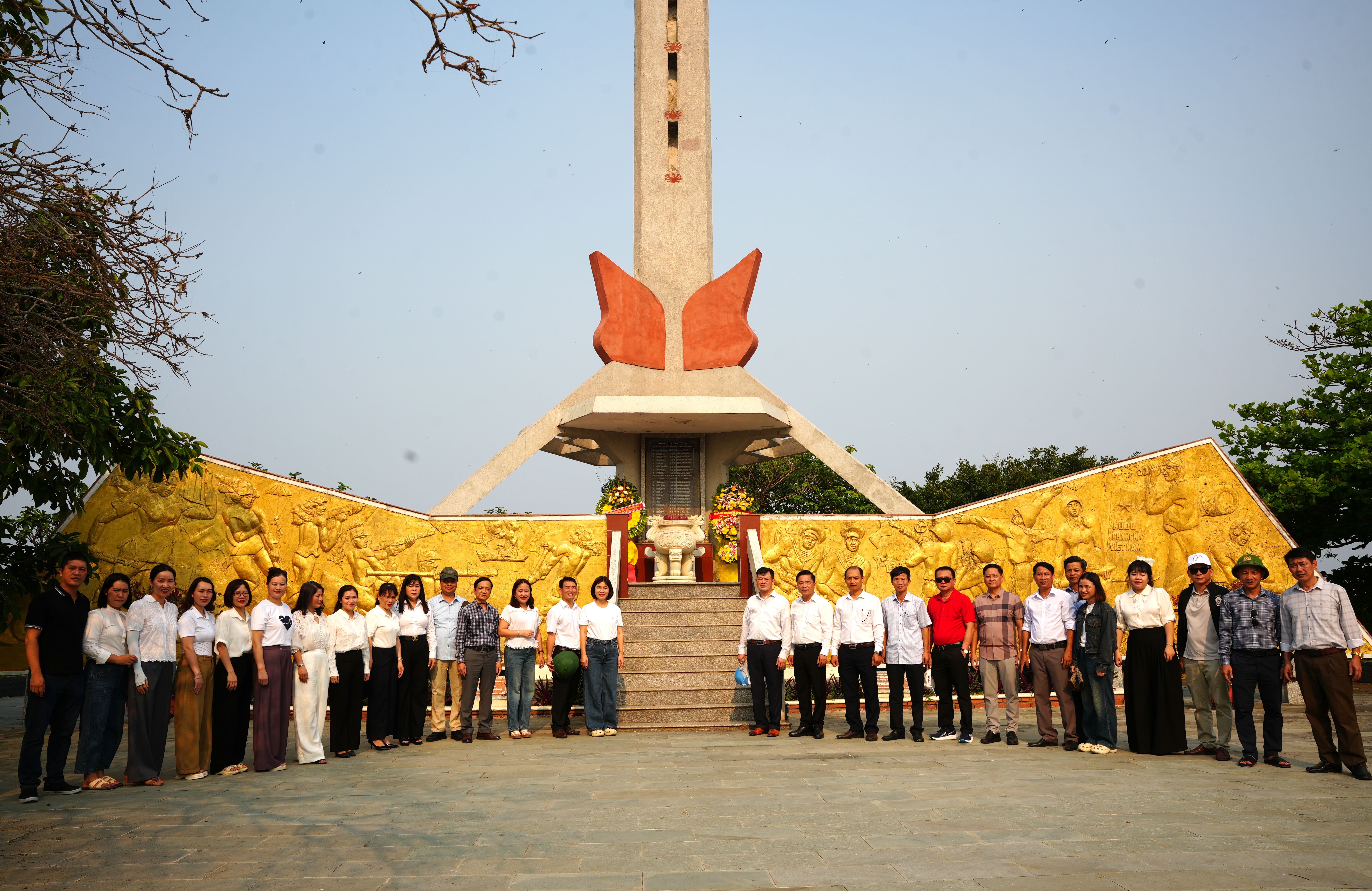 Các_đại_biểu_tham_dự_lễ_khánh_thành_đã_đến_dâng_hương_Chủ_tịch_Hồ_Chí_Minh_và_dâng_hương_tại_Đài_tưởng_niệm_các_anh_hùng_liệt_sĩ_ksjlaeyqyey.JPG