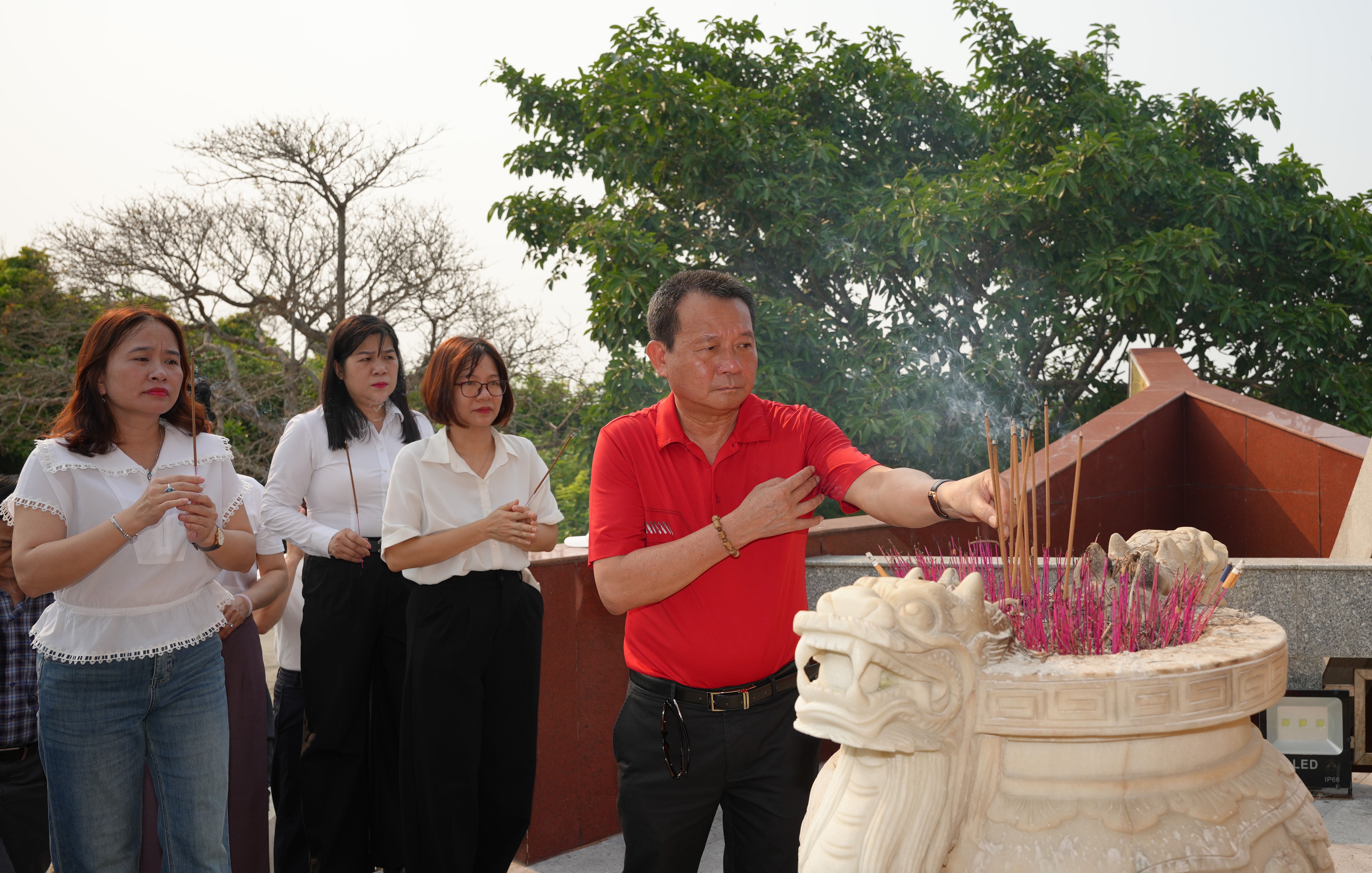 Các_đại_biểu_tham_dự_lễ_khánh_thành_đã_đến_dâng_hương_Chủ_tịch_Hồ_Chí_Minh_và_dâng_hương_tại_Đài_tưởng_niệm_các_anh_hùng_liệt_sĩ_ôieywquwyw.JPG