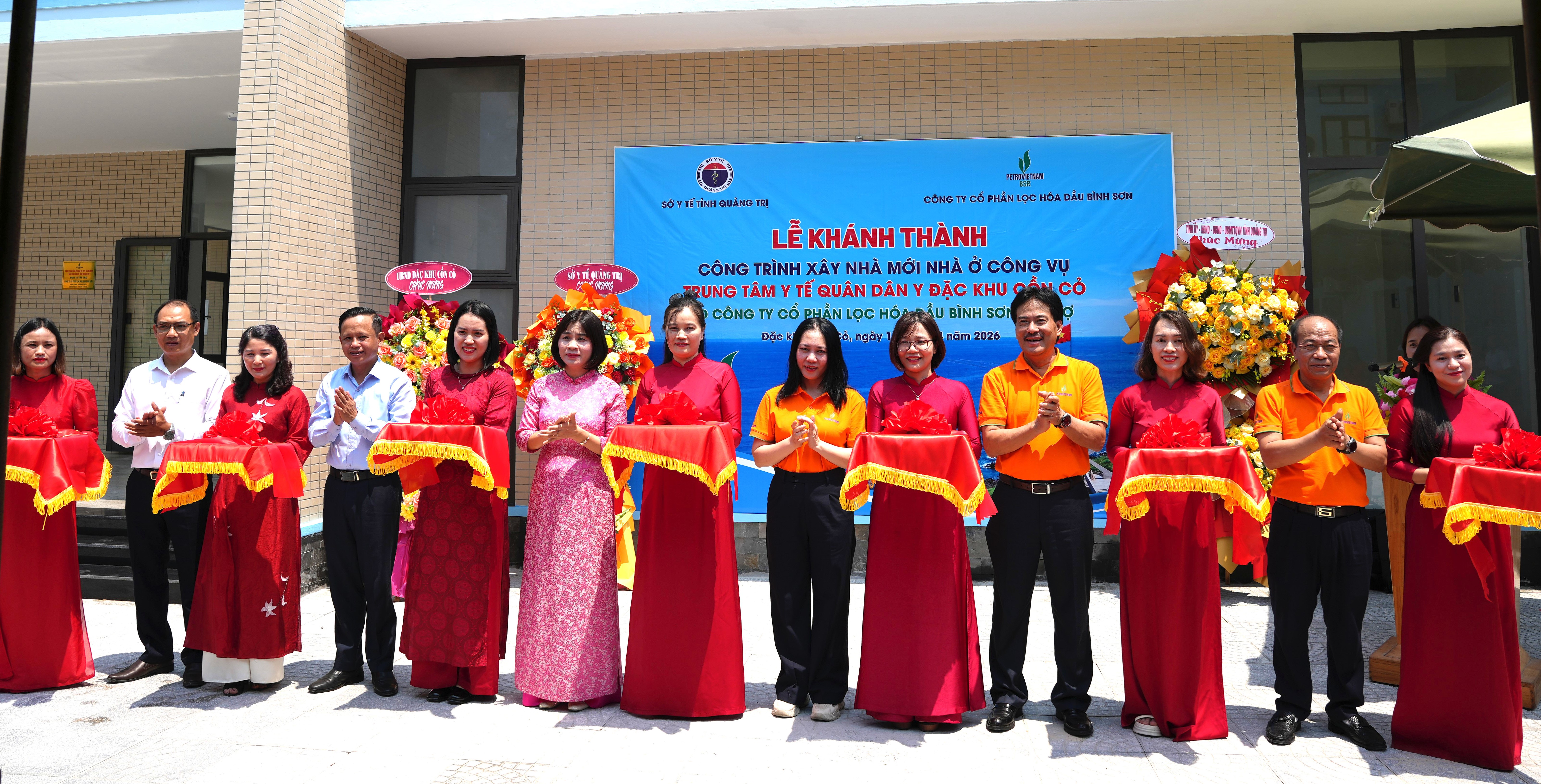 Các_đại_biểu_thực_hiện_nghi_thức_cắt_băng_khánh_thànhhhđkjahskywyiw.JPG