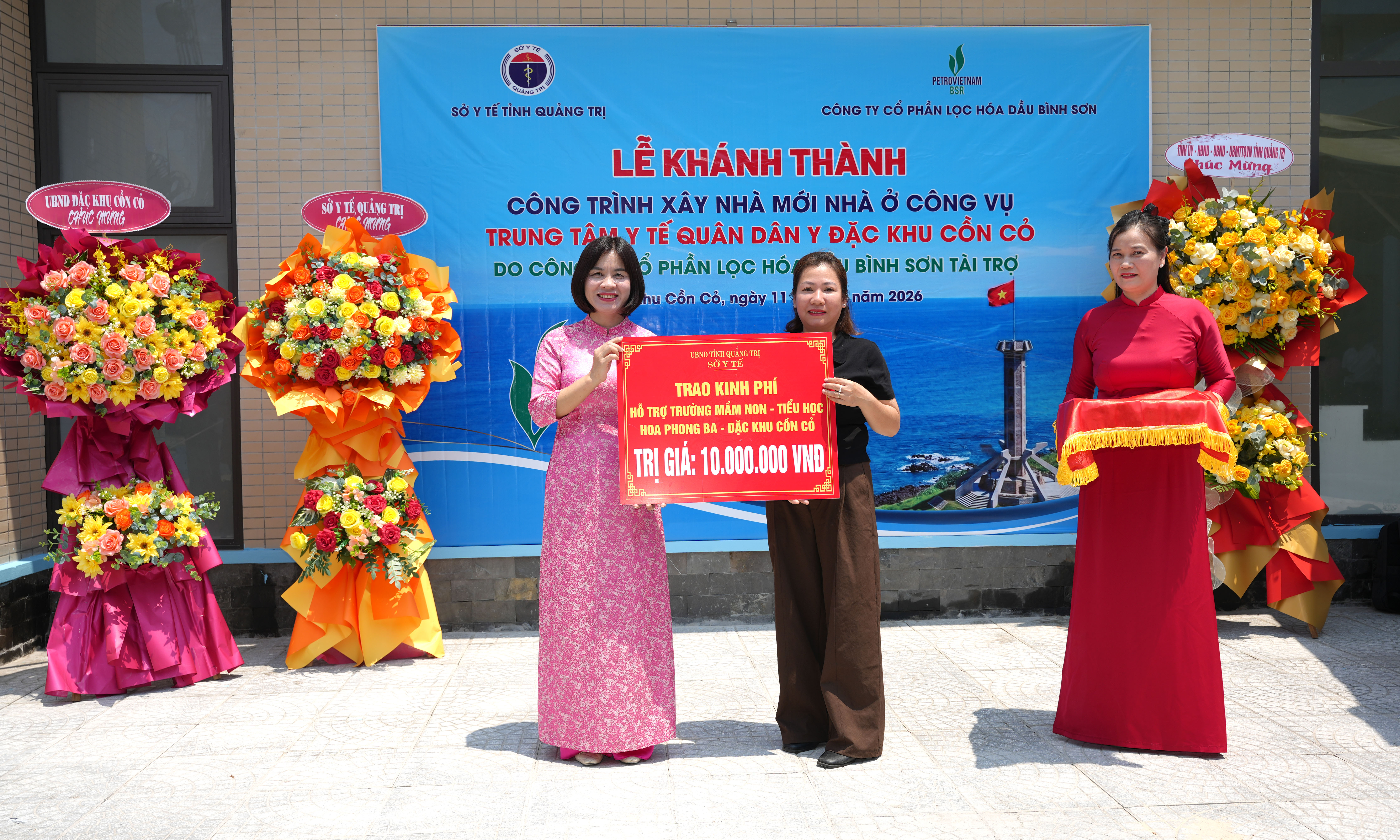 Các_đại_biểu_thực_hiện_nghi_thức_cắt_băng_khánh_thànhoewewurur.JPG