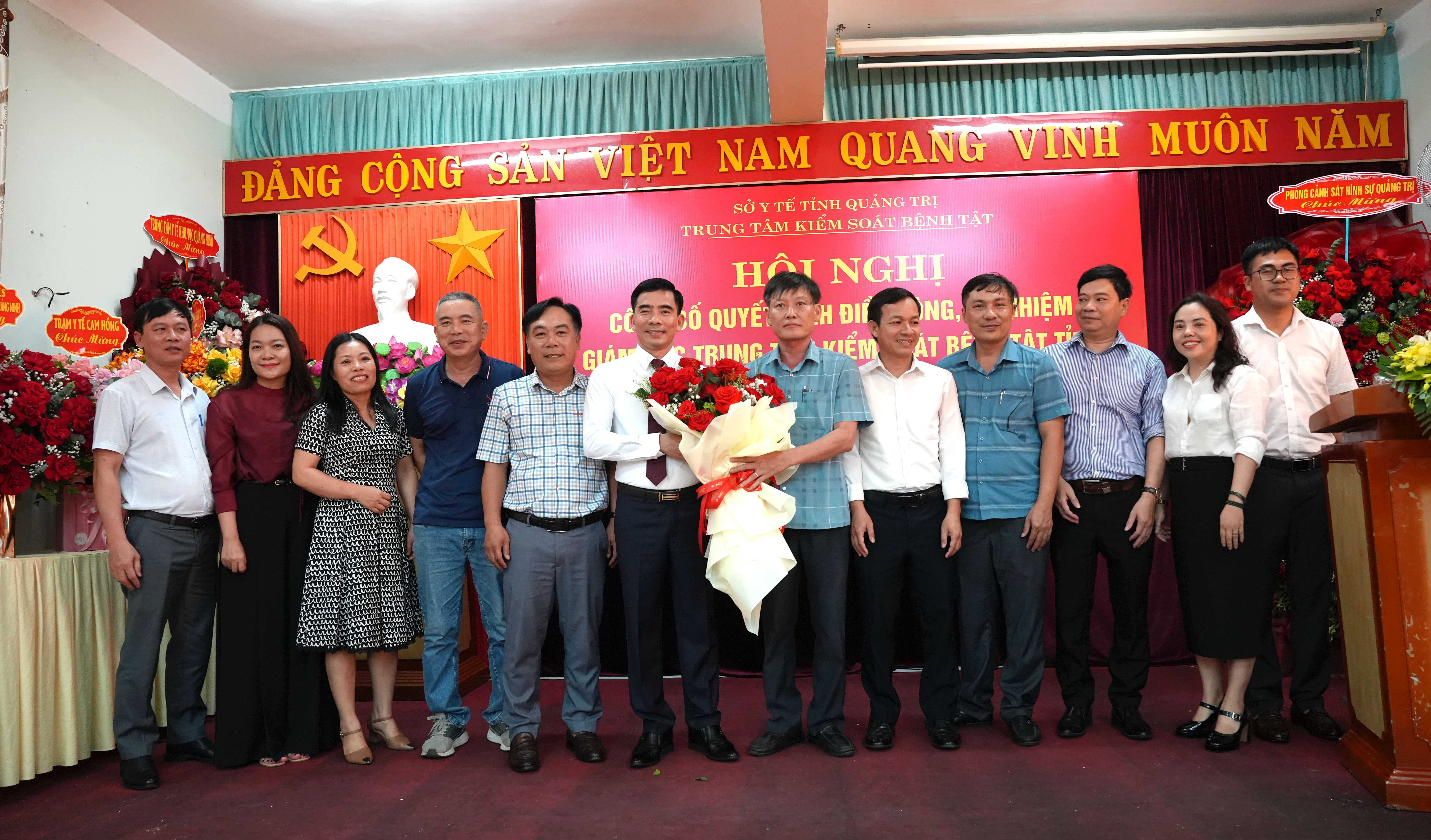 Các_đồng_chí_trong_Ban_Giám_đốc_tặng_hoa_chúc_mừng_Tân_Giám_đốc_Trung_tâm_Kiểm_soát_bệnh_tật_tỉnh_HC_hùng.JPG