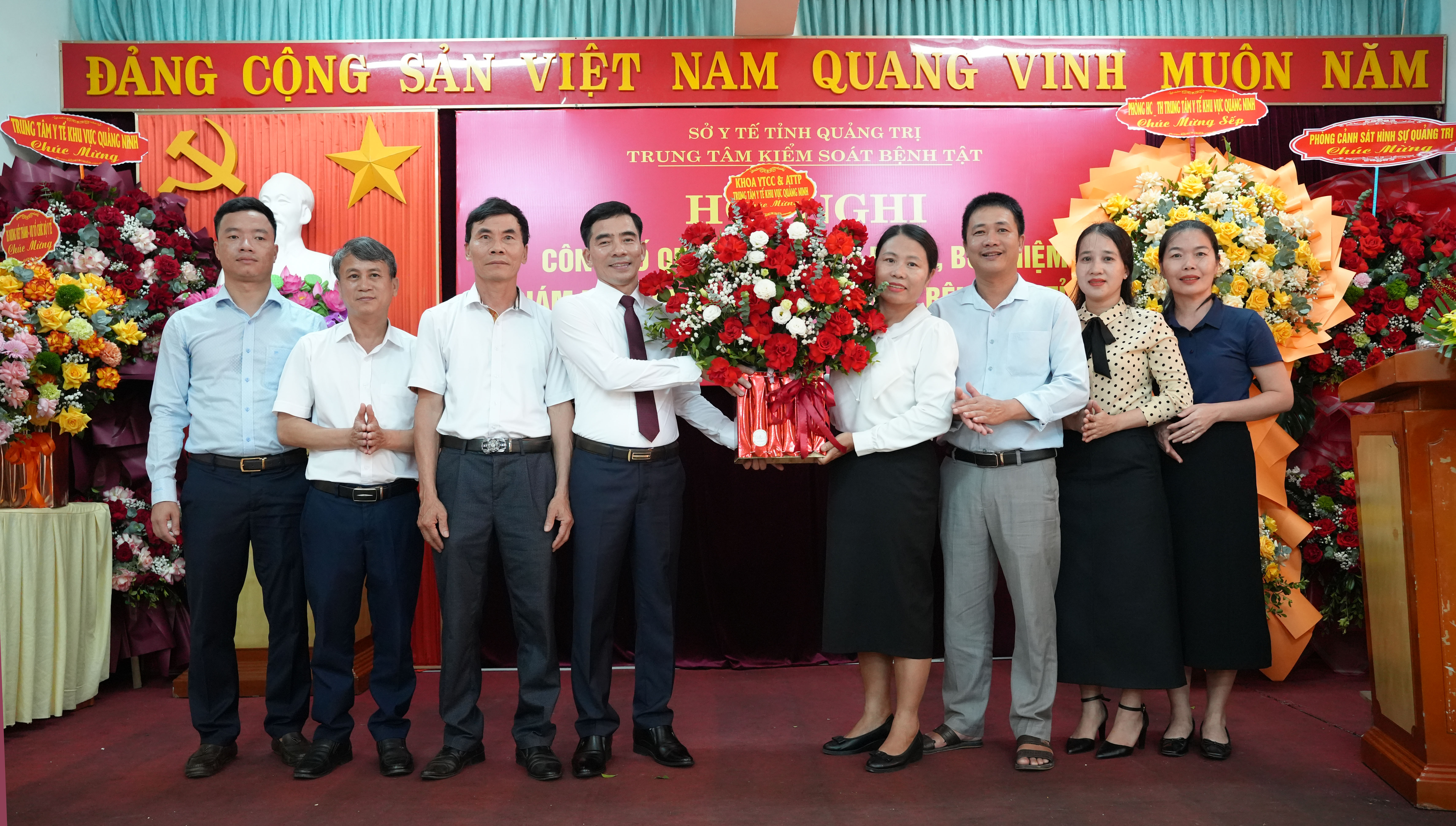 Các_đồng_chí_trong_Ban_Giám_đốc_tặng_hoa_chúc_mừng_Tân_Giám_đốc_Trung_tâm_Kiểm_soát_bệnh_tật_tỉnh_TTRYQN_NKT.JPG
