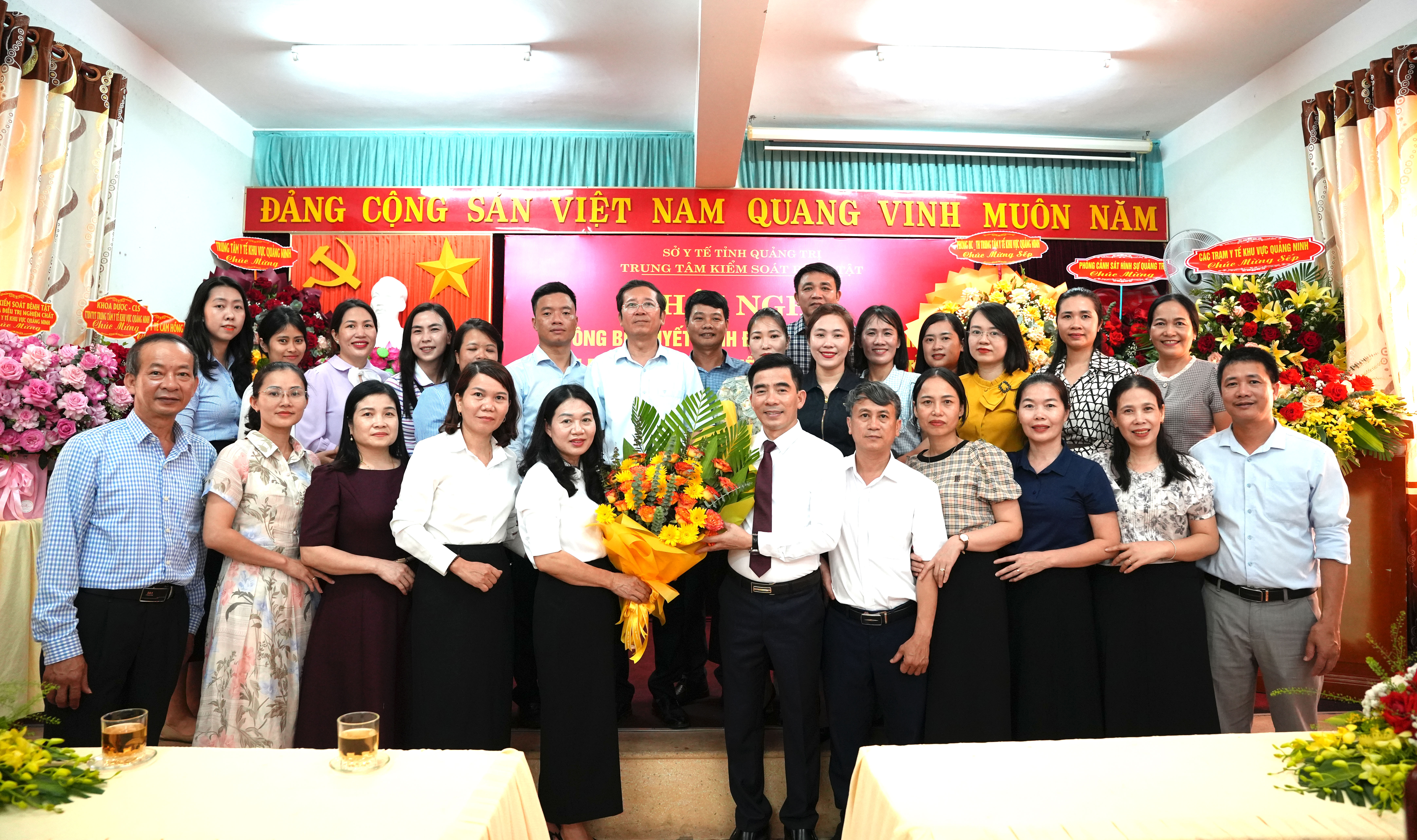 Các_đồng_chí_trong_Ban_Giám_đốc_tặng_hoa_chúc_mừng_Tân_Giám_đốc_Trung_tâm_Kiểm_soát_bệnh_tật_tỉnh_TTYTQN_tặng_NKT.JPG