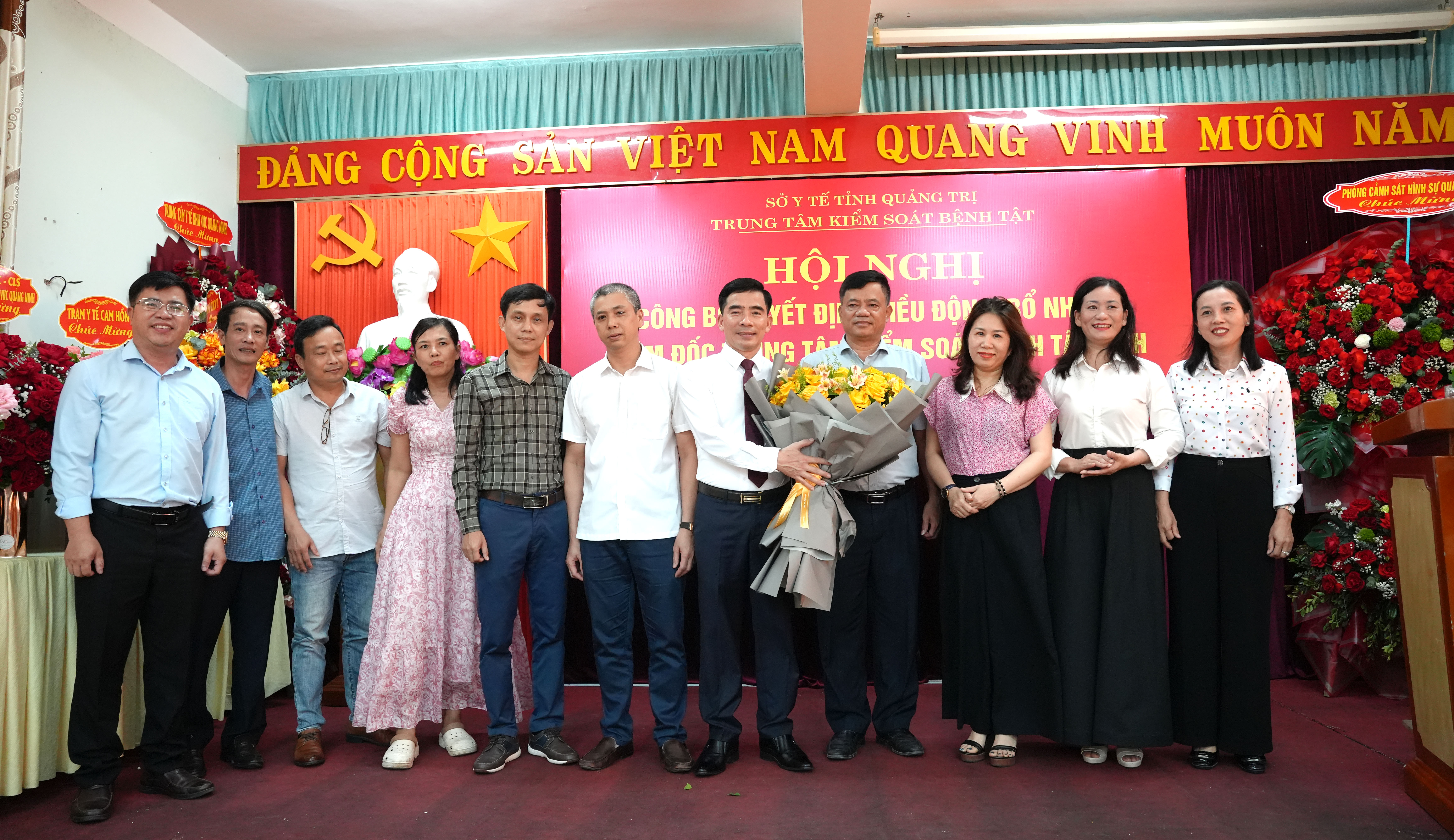 Các_đồng_chí_trong_Ban_Giám_đốc_tặng_hoa_chúc_mừng_Tân_Giám_đốc_Trung_tâm_Kiểm_soát_bệnh_tật_tỉnh_Đỗ_Tự.JPG