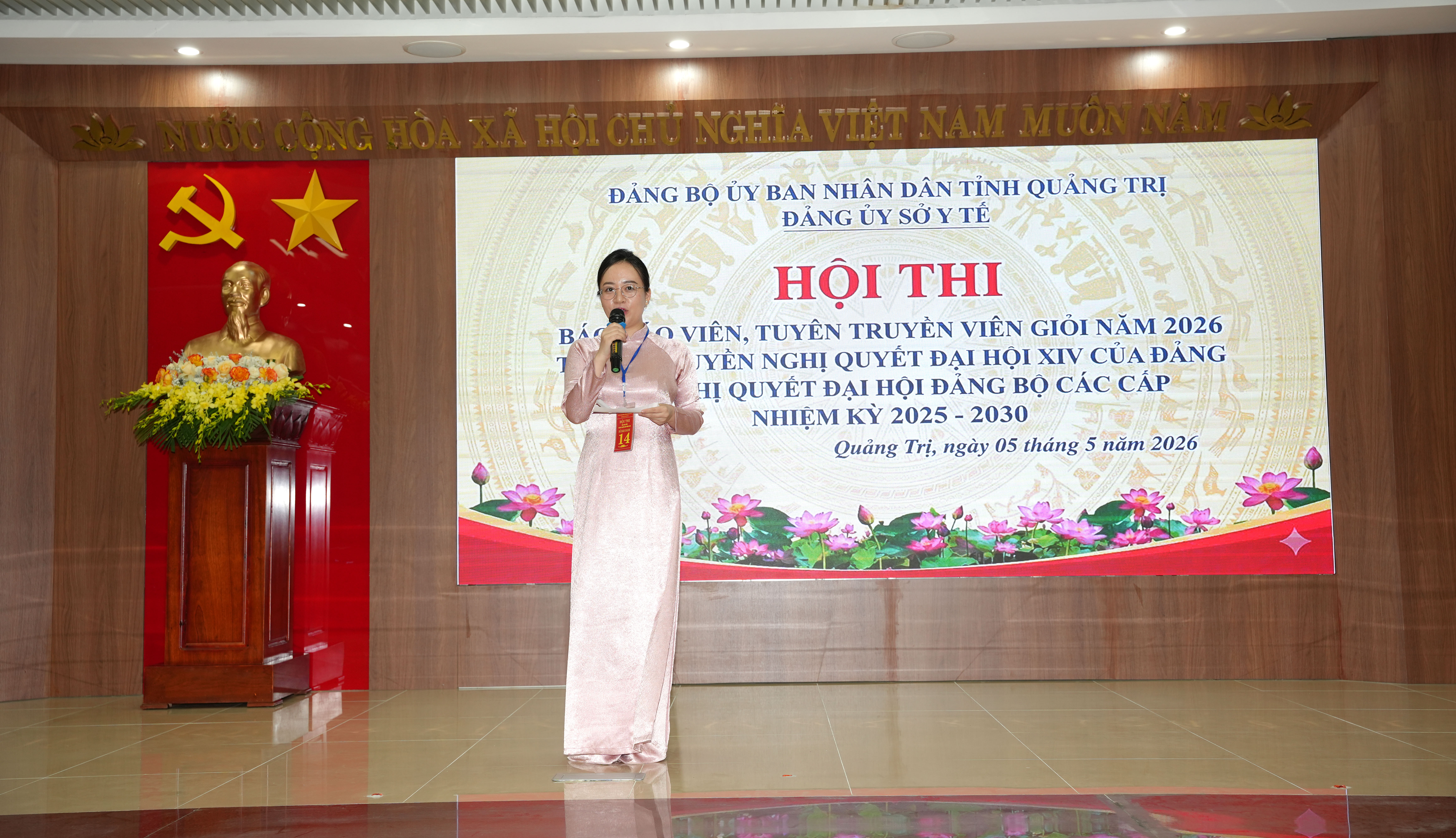 Thí_sinh_Hoàng_Việt_Linh_Chi_bộ_1_Trung_tâm_Kiểm_soát_bệnh_tật_trình_bày_phần_thi_tại_Hội_thi_báo_cáo_viên_tuyên_truyền_viên_giỏi_năm_2026.JPG