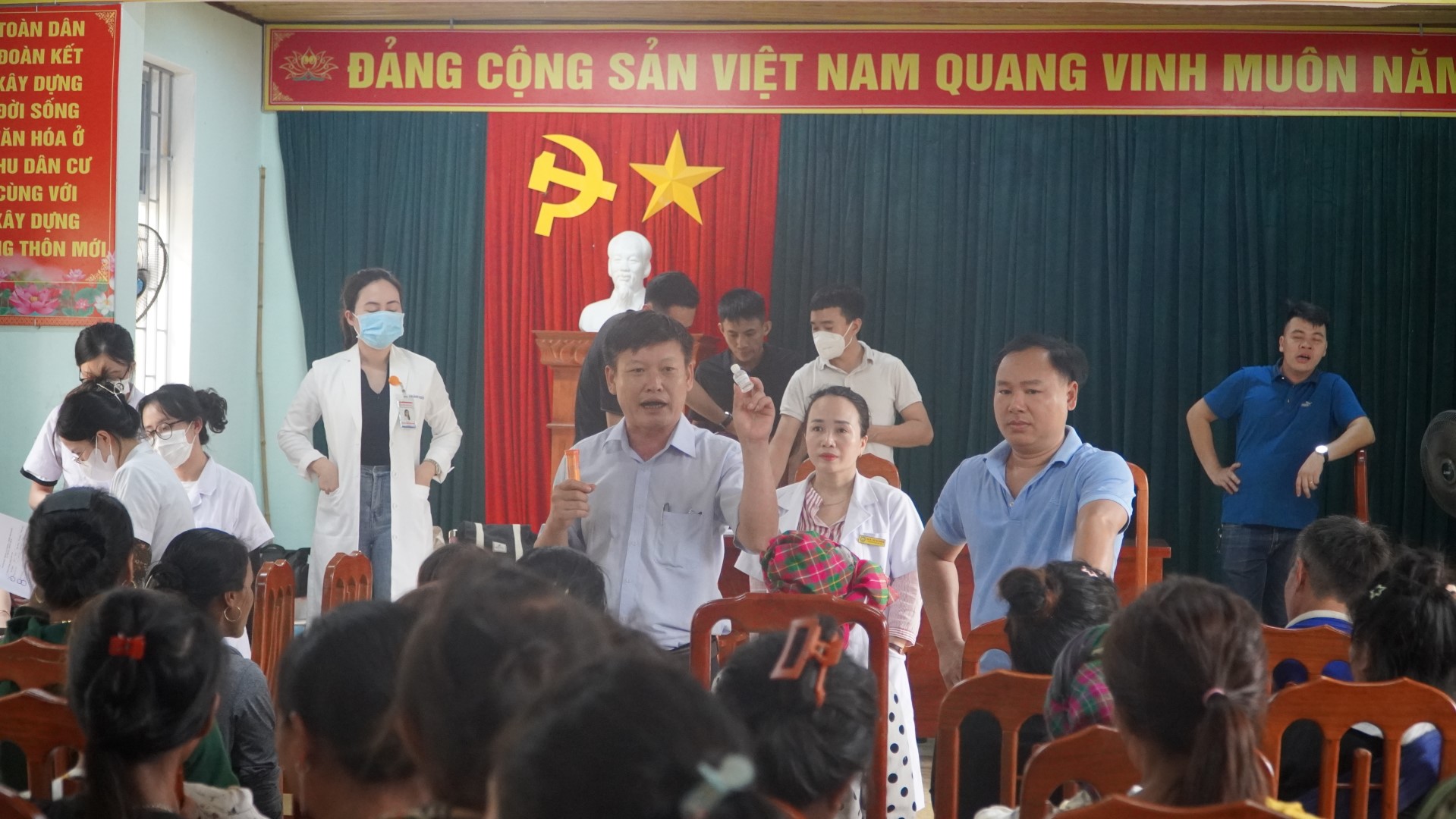 Bác_sĩ_Trung_tâm_Kiểm_soát_bệnh_tật_tỉnh_hướng_dẫn_cho_bà_con_cách_điều_trị_bệnh_ghẻ._Large.JPG