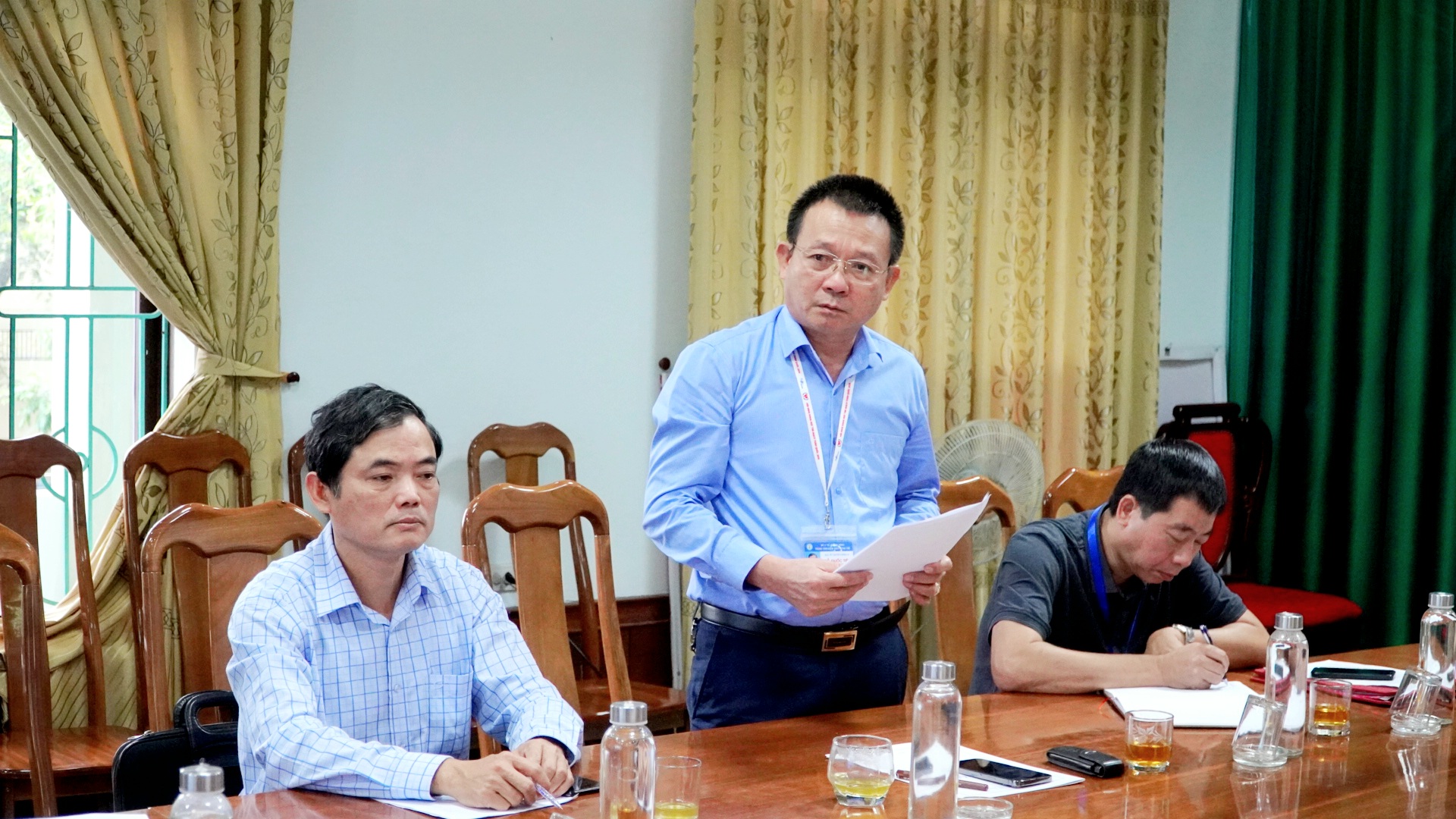 Bác sĩ Đỗ Quốc Tiệp. Giám đốc Trung tâm Kiểm soát bệnh tật thảo luận về công tác phòng chống dịch bệnh trên địa bàn