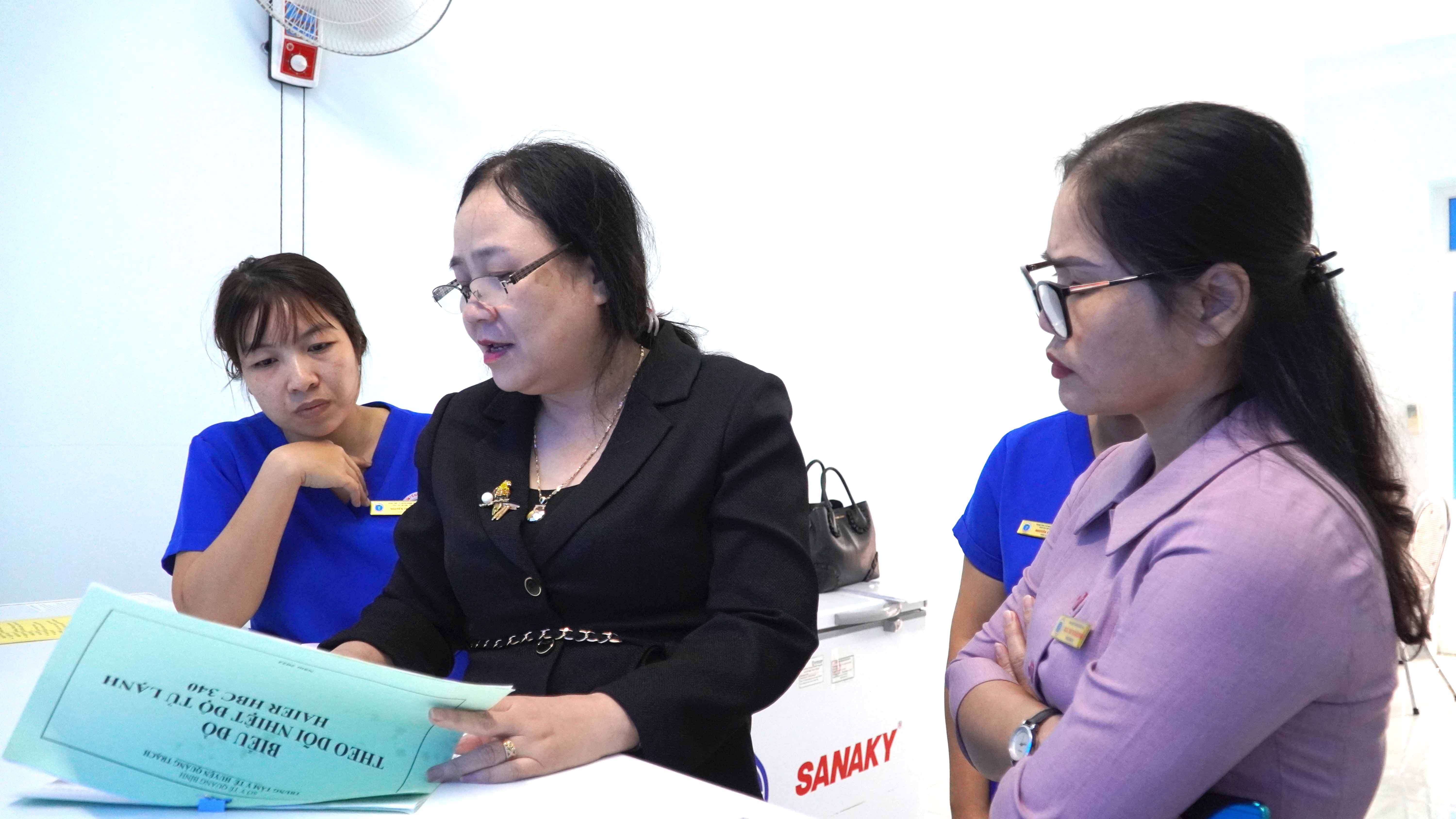 Bác sỹ Nguyễn Anh Đông Phó giám đốc Trung tâm Kiểm soát bệnh tật cùng đoàn công tác giám sát tại huyện Bố Trạch 4