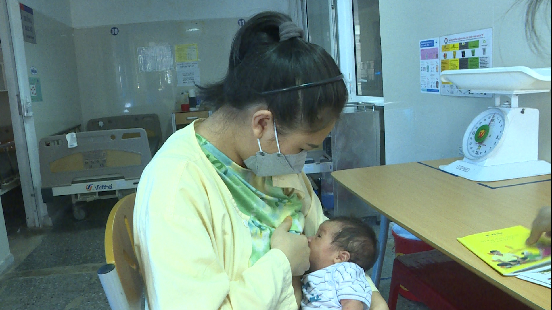 Các bà mẹ cần cho trẻ bú sớm trong vòng 1 giờ đầu sau sinhjpg