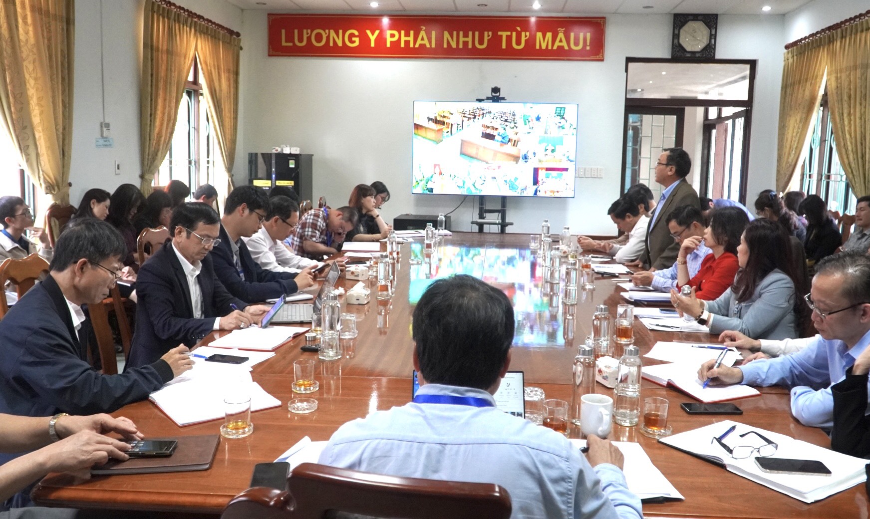 Các đại biểu tham dự tại điểm cầu Sở Y tế và hình ảnh các đầu cầu tại tuyến huyện1