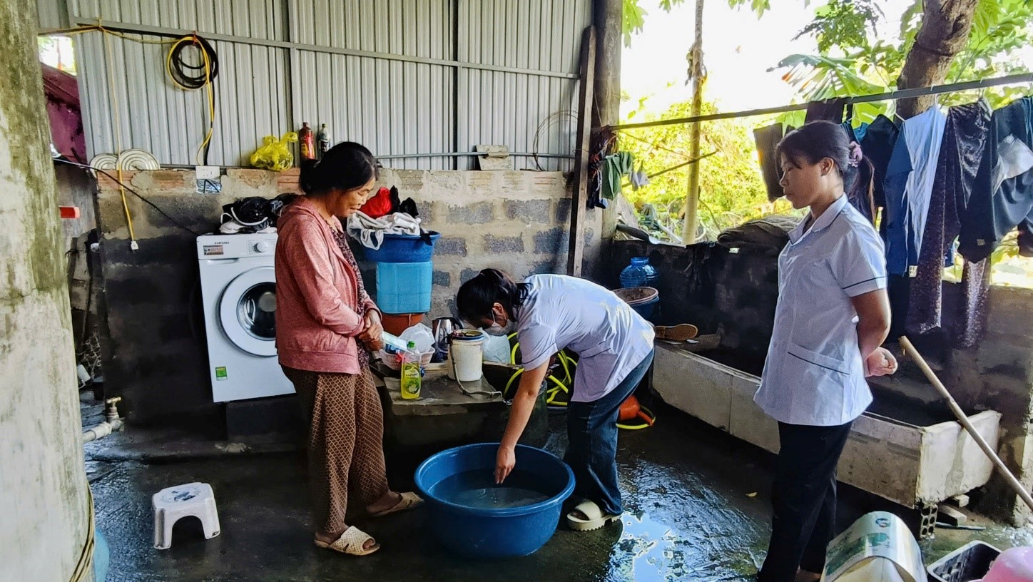 Cán_bộ_Trạm_Y_tế_hướng_dẫn_người_dân_khử_khuẩn_nguồn_nước_bị_ô_nhiễm_sau_tại_xã_Duy_Ninh_huyện_Quảng_Ninh.jpg