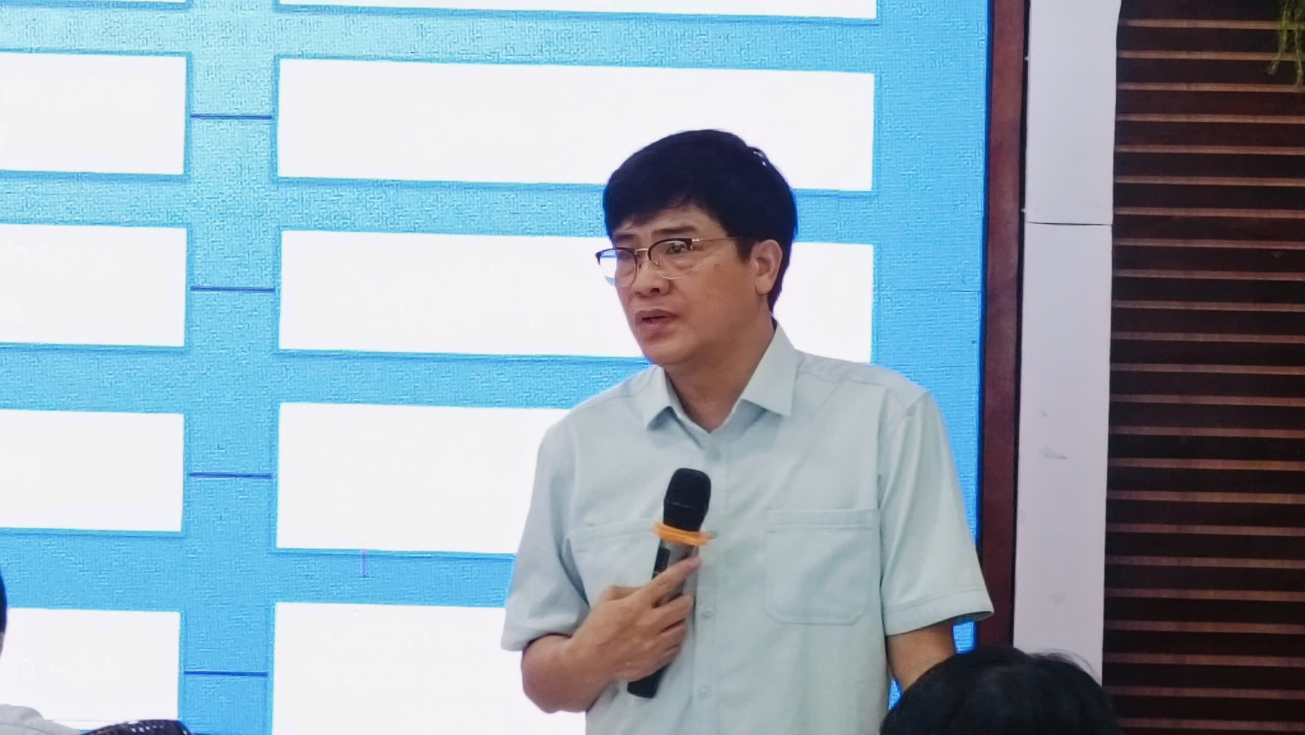 GS.TS_Nguyễn_Tuấn_Hưng_Phó_Vụ_trưởng_Vụ_tổ_chức_cán_bộ_Bộ_y_tế_trình_bày_các_nội_dung_tập_huấn6a6008093a0f8151d81e.jpg