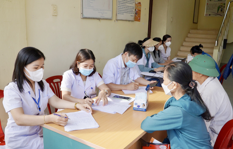 Khám sàng lọc bệnh lao lao tiềm ẩn cho người dân xã Quảng Châu huyện Quảng Trạch1