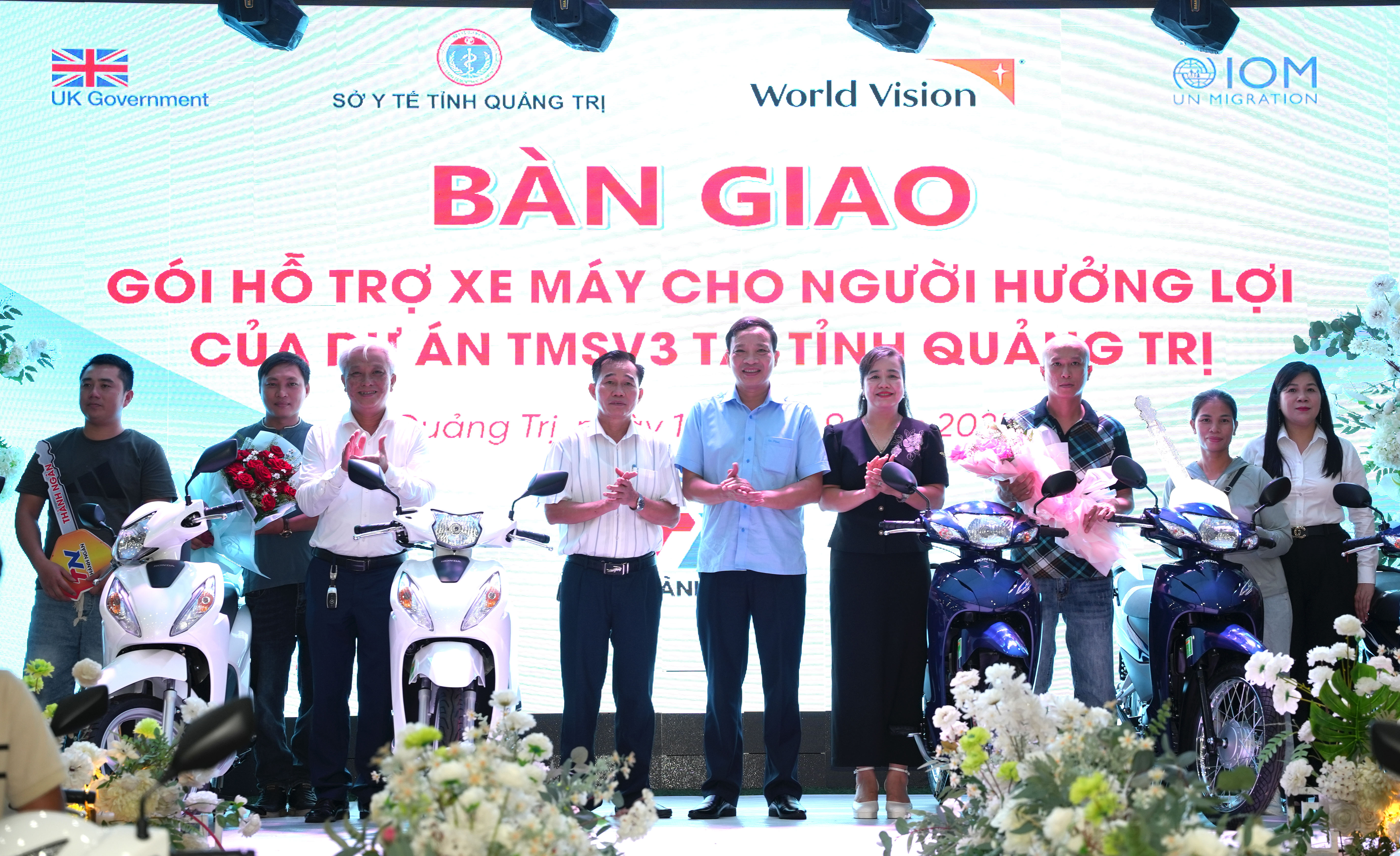 Lãnh_đạo_Sở_Y_tế_và_dự_án_bàn_giao_xe_cho_người_hưởng_lợi.JPG