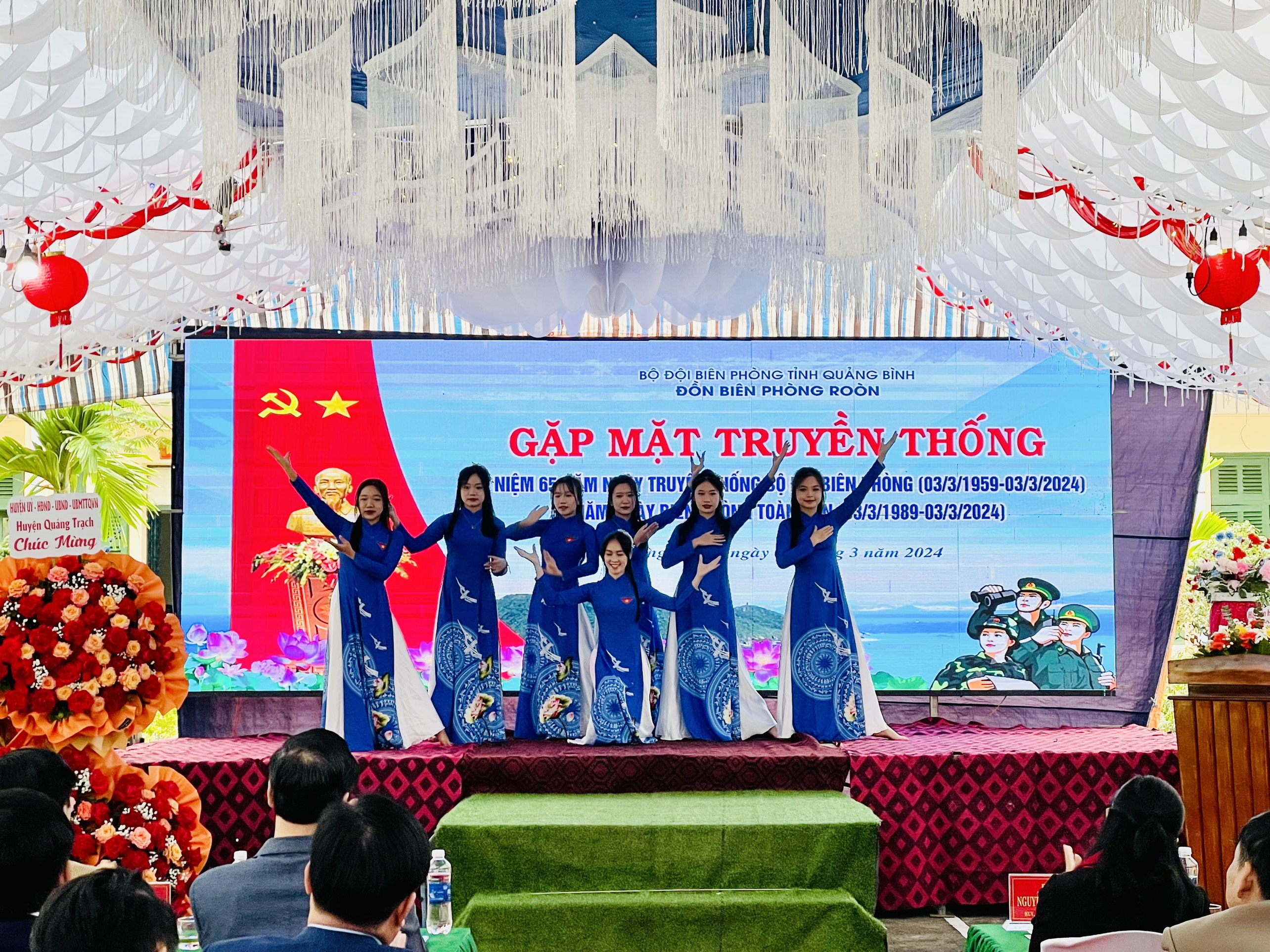 Lãnh_đạo_và_cán_bộ_Trung_tâm_Kiểm_soát_bệnh_tật_tặng_hoa_chúc_mừng_Bộ_Chỉ_huy_Bộ_đội_Biên_phòng_tỉnh_4.jpg