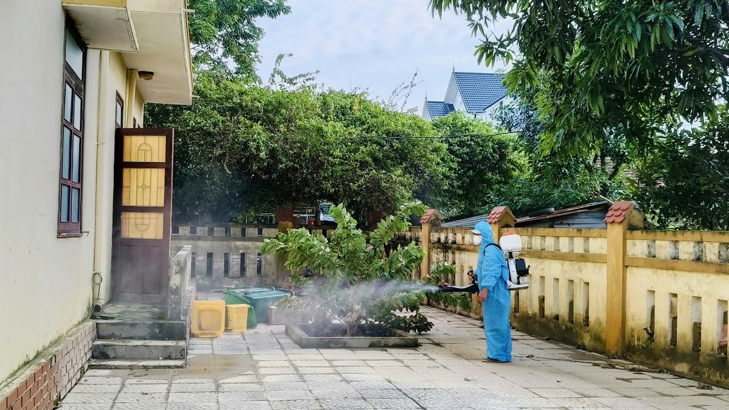 Sau_khi_nước_rút_Trung_tâm_Y_tế_huyện_Quảng_Ninh_khẩn_trương_phun_hóa_chất_diệt_muỗi_tại_các_vùng_có_nguy_cơ_cao_trên_địa_bàn_26.jpg