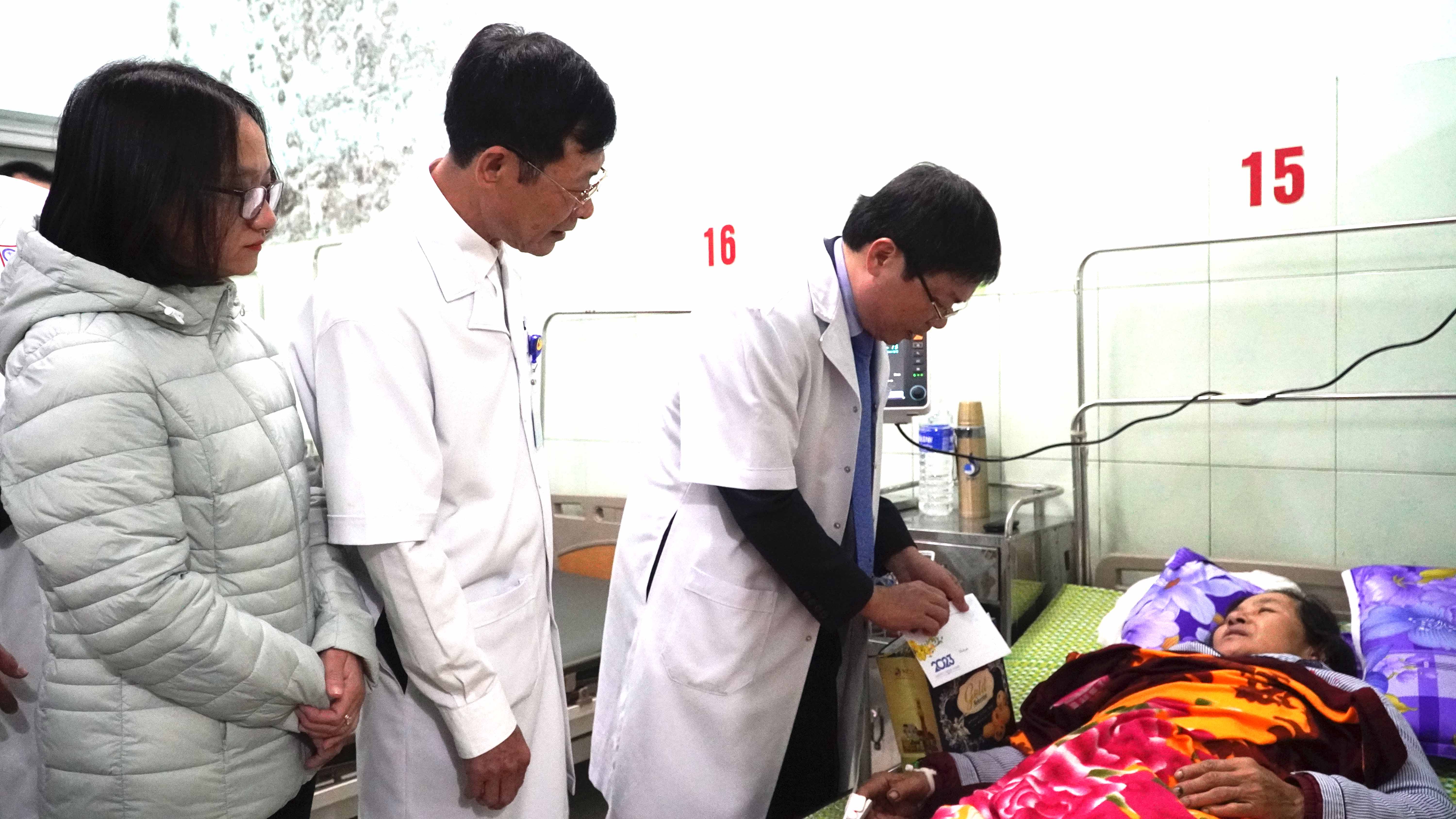 Thăm_chúc_Tết_và_động_viên_tinh_thần_bệnh_nhân_đang_điều_trị_tại_Bệnh_viện_đa_khoa_huyện_Lệ_Thủy_và_Bệnh_viện_đa_khoa_huyện_Quảng_Ninh23.JPG