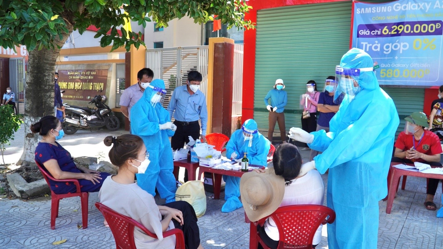 Thần tốc lấy mẫu xét nghiệm RT PCR cho người dân thị xã Ba Đồn2