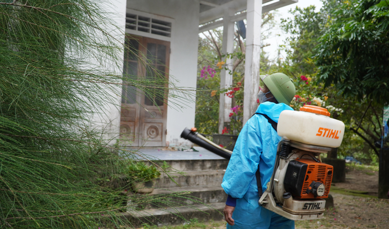 Tập trung phun hóa chất diệt muỗi phòng chống SXH tại các cơ sở giáo dục ở phường Quảng Phúc.4