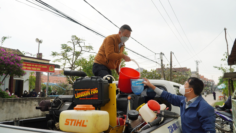 Tập trung phun hóa chất diệt muỗi phòng chống SXH tại các cơ sở giáo dục ở phường Quảng Phúc.5