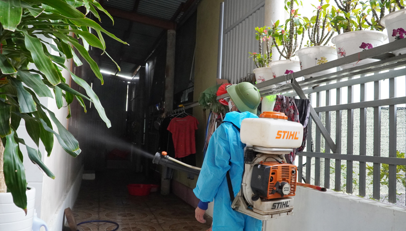 Tập trung phun hóa chất diệt muỗi phòng chống SXH tại các cơ sở giáo dục ở phường Quảng Phúc.6