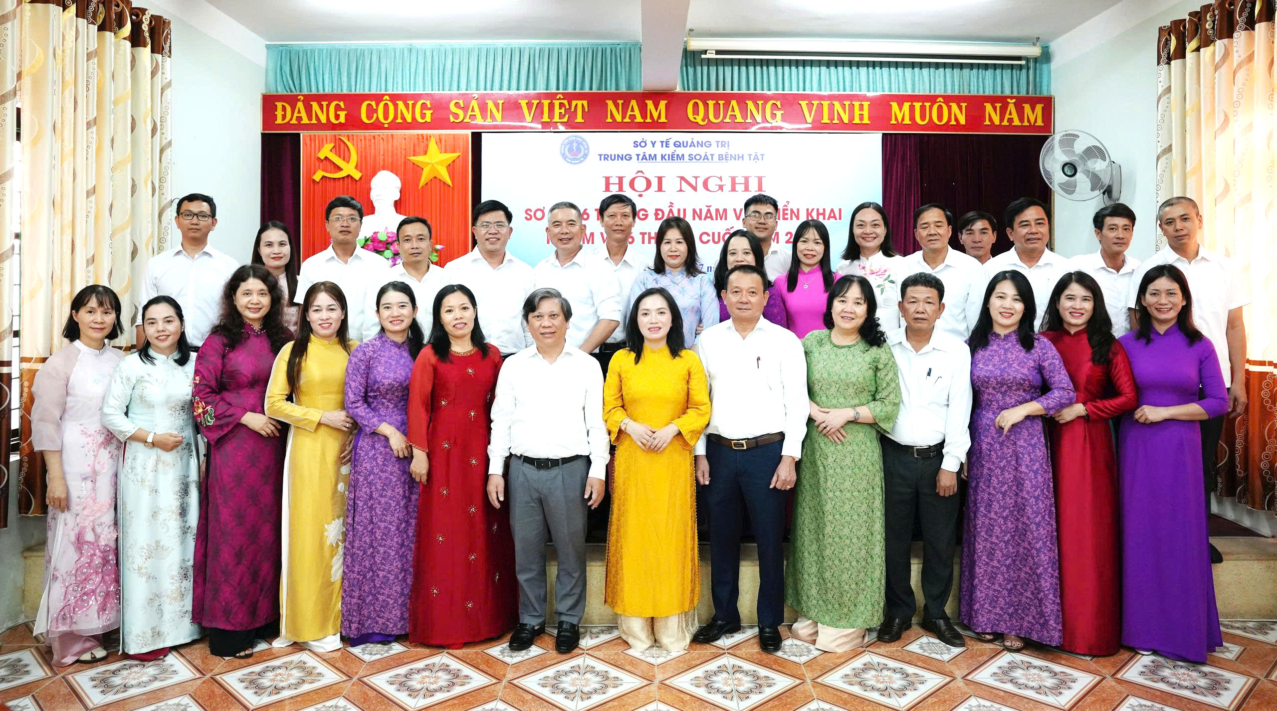 Lãnh đạo chụp ảnh đứng