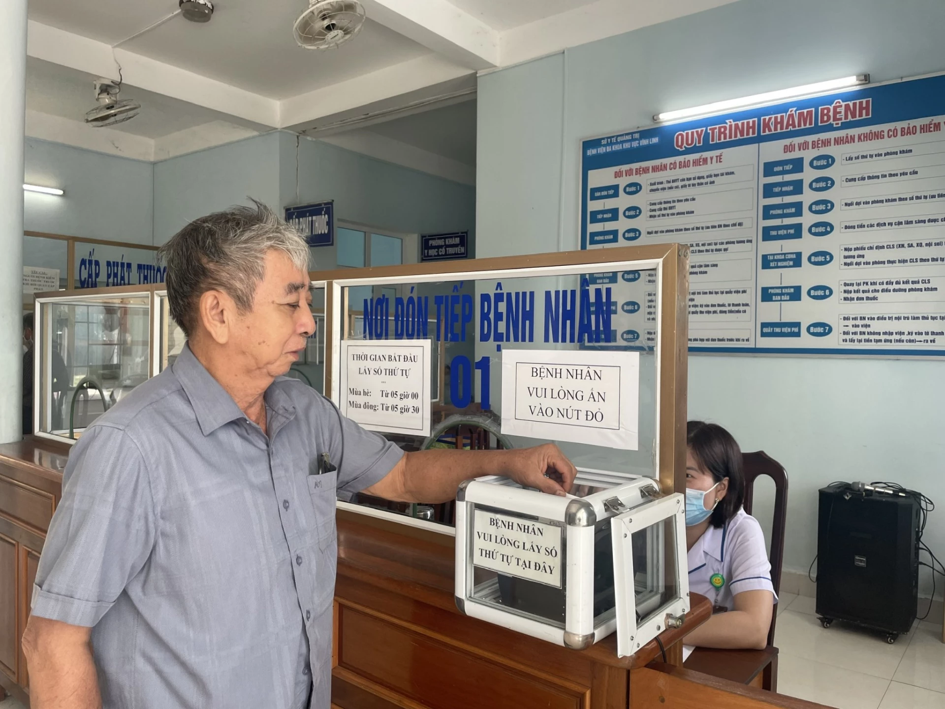 nguoi_dan_lay_so_tt_tai_bvdkkv_vinh_linh_20250924013557.webp