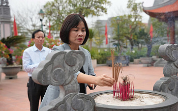 Đồng_chí_Diệp_Thị_Minh_Quyết_Giám_đốc_Sở_Y_tế_tỉnh_Quảng_Trị_thắp_hương_tại_đền_thờ_Chủ_tịch_Hồ_Chí_Minh_và_các_anh_hùng_liệt_sỹ_tỉnh_Quảng_Trị.jpg