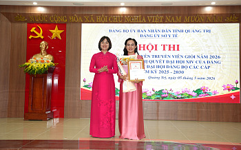 Đồng_chí_Diệp_Thị_Minh_Quyết_Bí_thư_Đảng_ủy_Giám_đốc_Sở_Y_tế_Trưởng_Ban_Tổ_chức_hội_thi_trao_giải_nhất_cho_thí_sinh_Lê_Thị_Vân_Anh_Chi_bộ_Chi_cục_Dân_số_-_Kế_hoạch_hóa_gia_đình.JPG