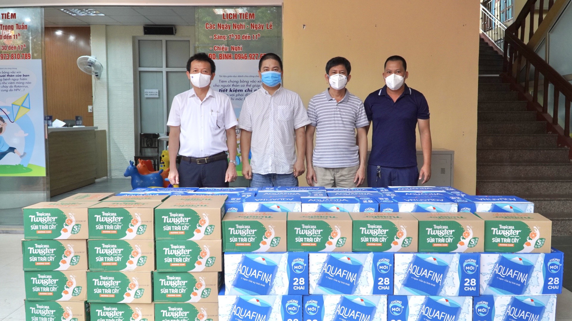 Đại diện Báo đại Đoàn kết thường trú tại Quảng Bình trao tặng nhu yếu phẩm hỗ trợ lực lượng tuyến đầu chống dịch
