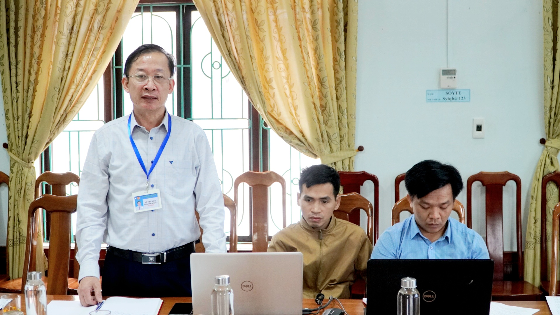 Đại diện phòng Nghiệp vụ Y báo cáo về tình hình triển khai chuyển đổi số y tế trong 10 tháng đầu năm