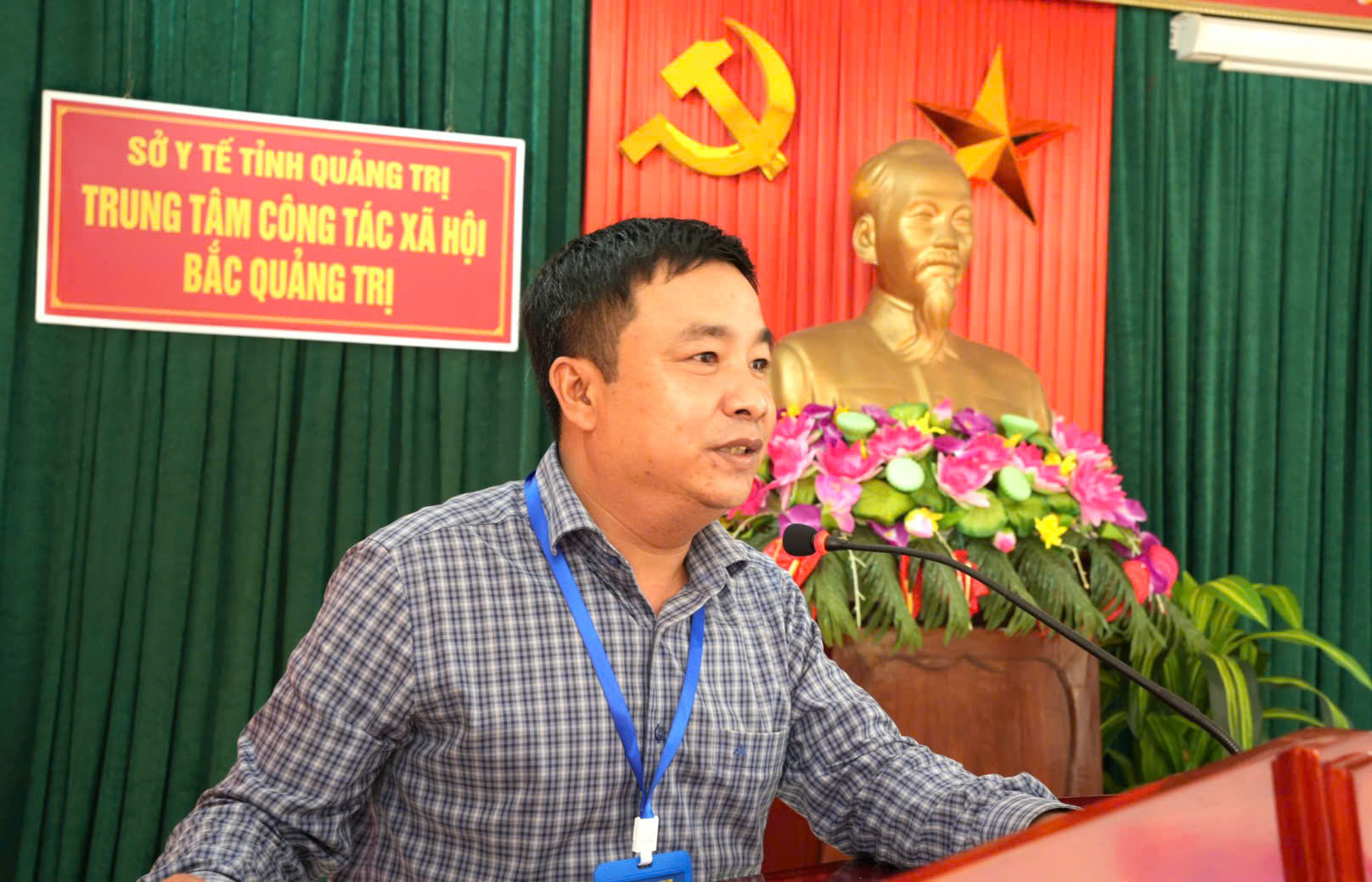 z7726698372668_b284a97Lãnh_đạo_Sở_Y_tế_và_Đoàn_Thanh_niên_thăm_động_viên_2_em_Nhi_và_Mayb150d50ca8cba89811ff2bd02.jpg