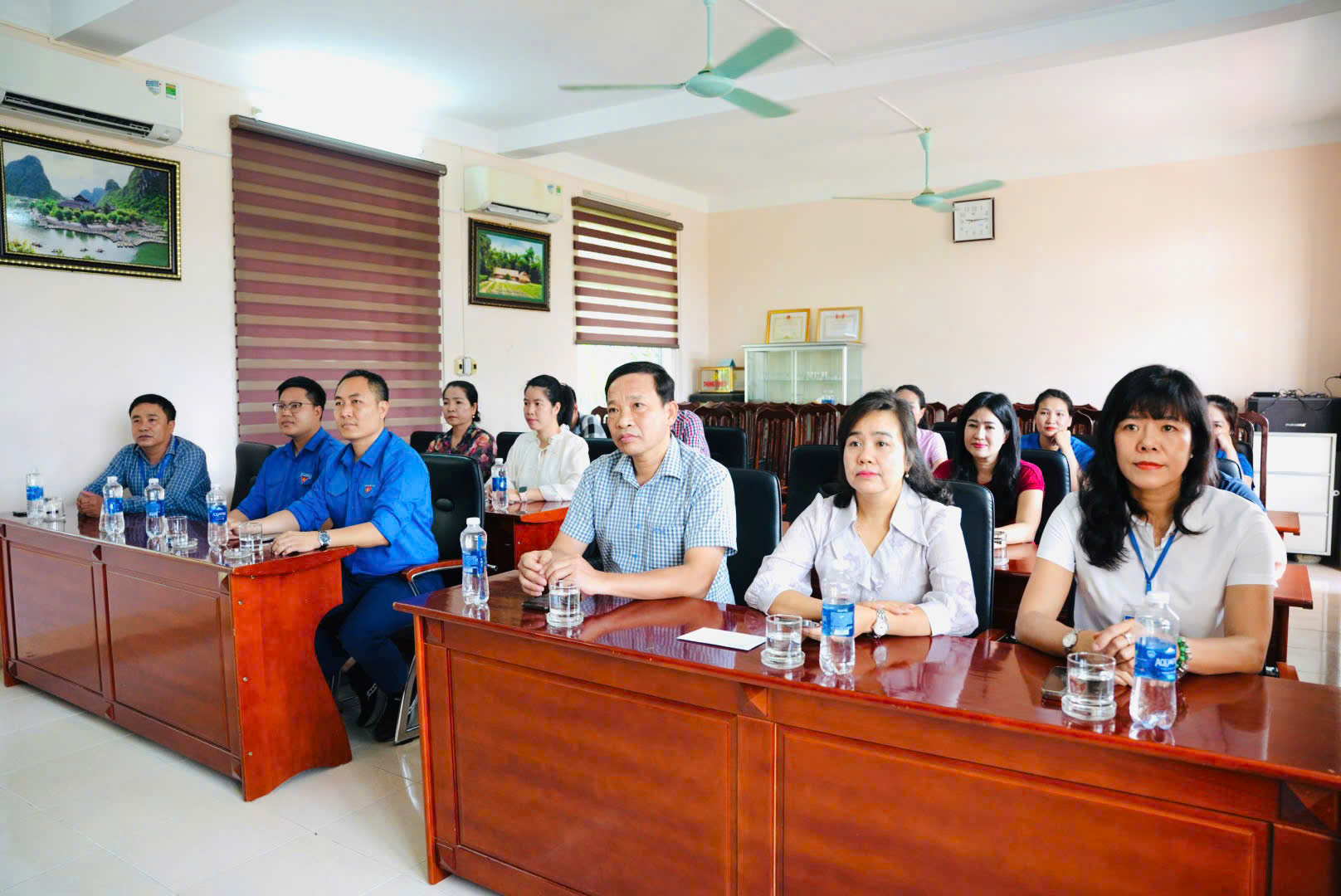 z7726699396500_72107cdLãnh_đạo_Sở_Y_tế_và_Đoàn_Thanh_niên_thăm_động_viên_2_em_Nhi_và_May73dc3343f089d9ef306a20503.jpg