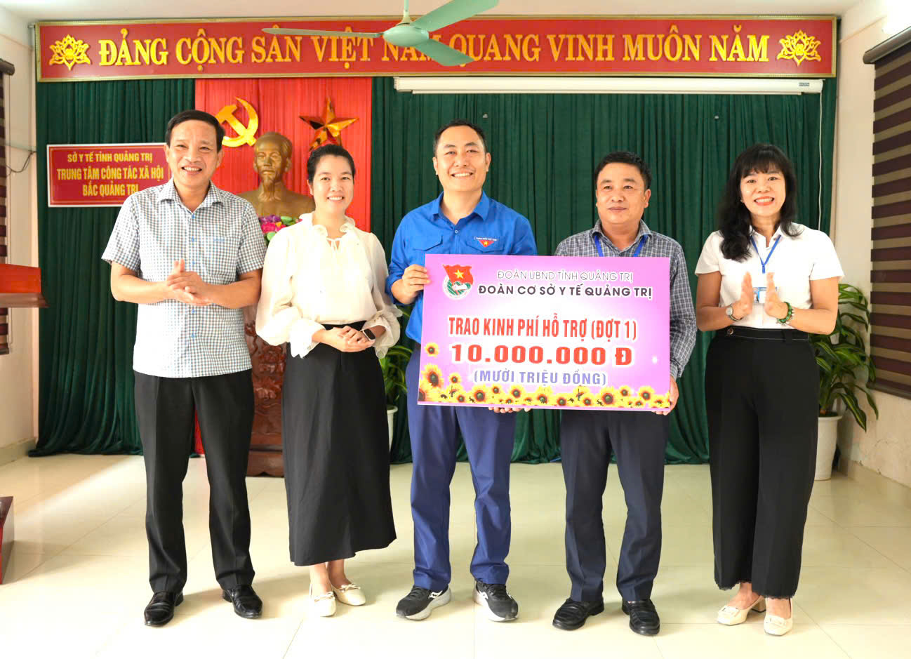 Đoàn_Thanh_niên_Sở_Y_tế_trao_kinh_phí_hỗ_trợ_2_em_có_hoàn_cảnh_khó_khăn_cho_Trung_tâm_Công_tác_xã_hội_Bắc_Quảng_Trịjfgfhggfg.jpg