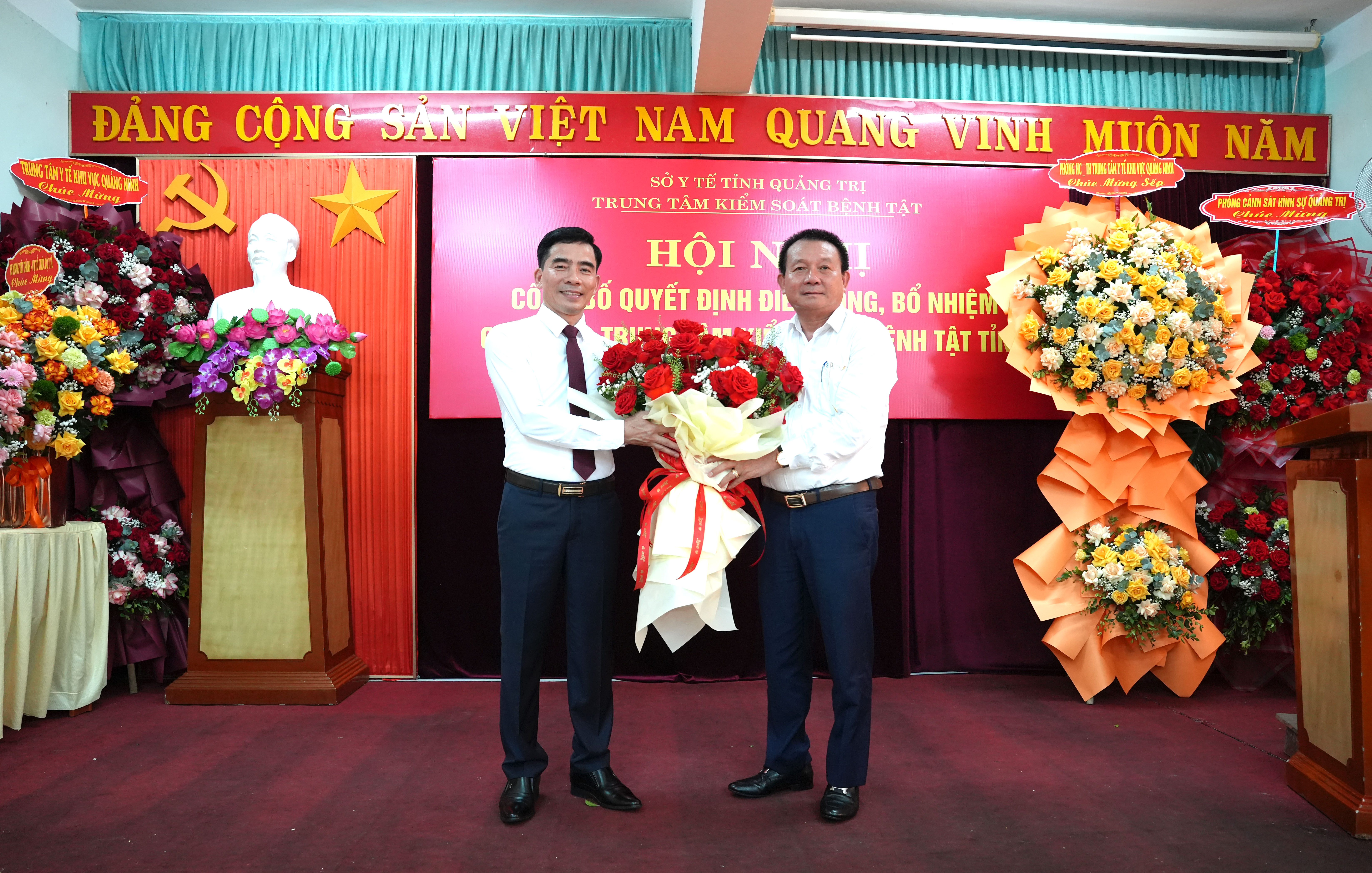 Đồng_chí_Đỗ_Quốc_Tiệp_Phó_giám_đốc_phụ_trách_Trung_tâm_tặng_họa_chúc_mừng_Tân_Giám_đốc_Trung_tâm_Kiểm_soát_bệnh_tật_tỉnh.JPG